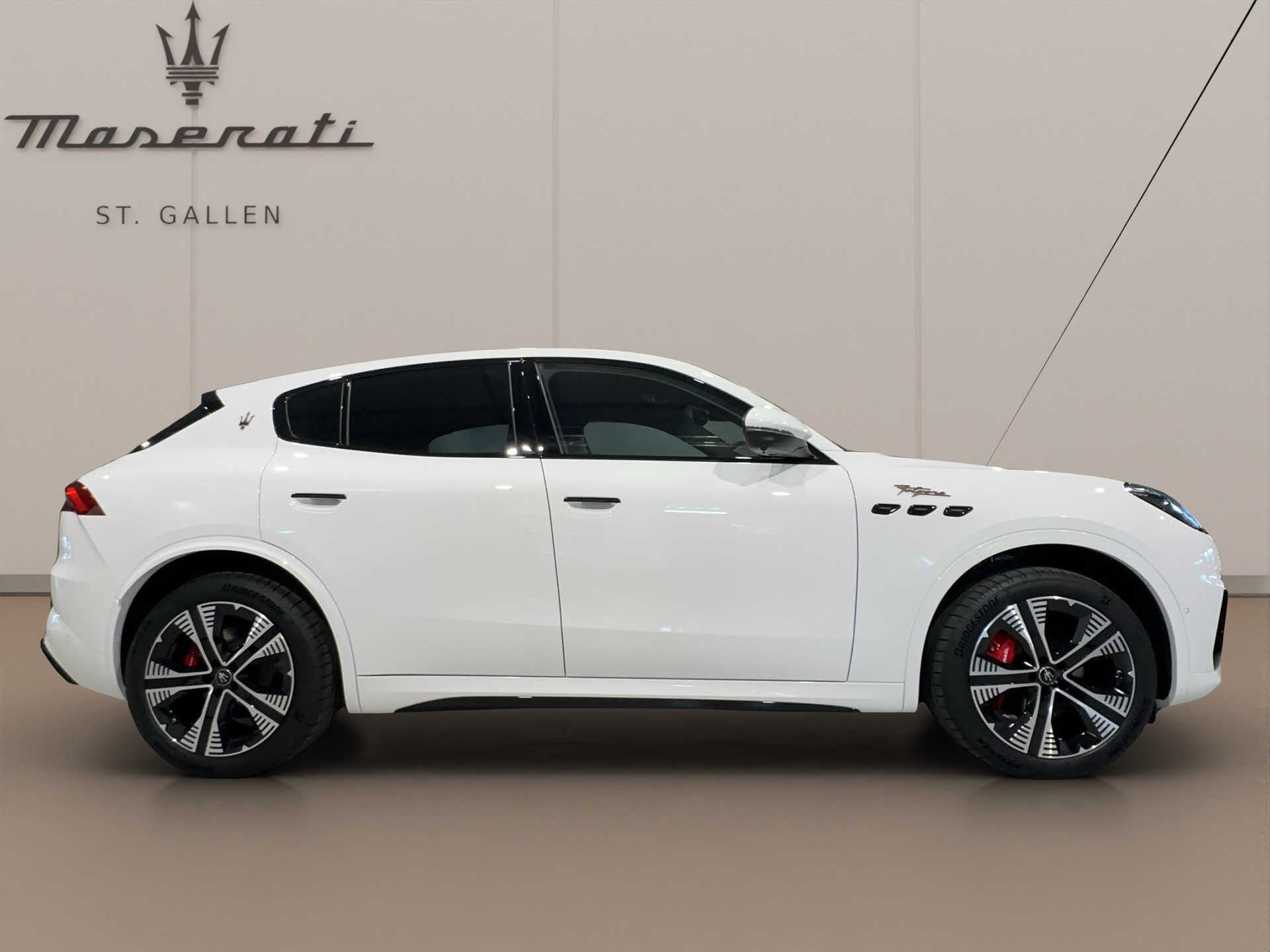 MASERATI Grecale Folgore-showroom-element-3