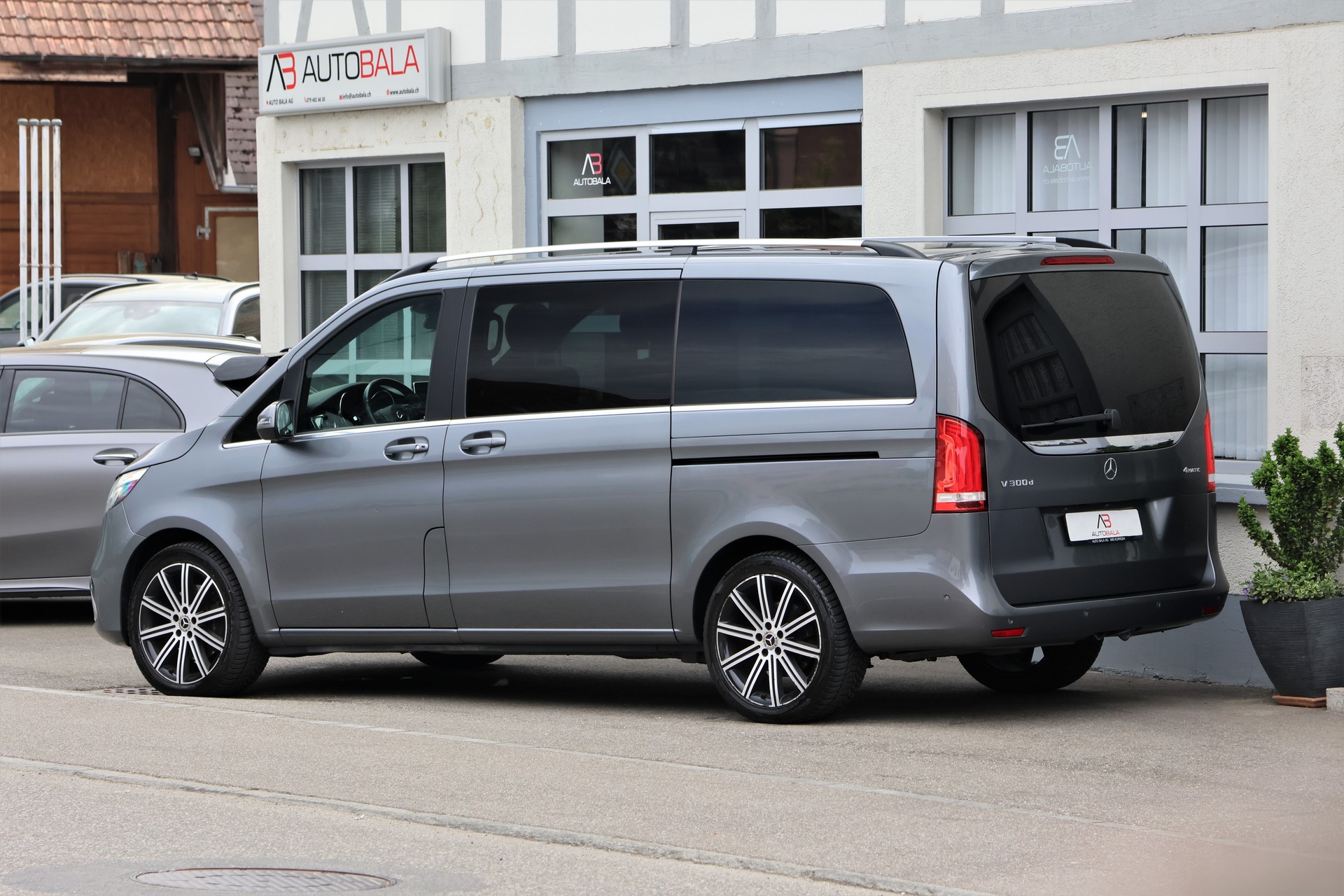 MERCEDES-BENZ V 300 d lang Swiss Edition 4Matic 9G-Tronic (CH) 7 Plätzer-image-4