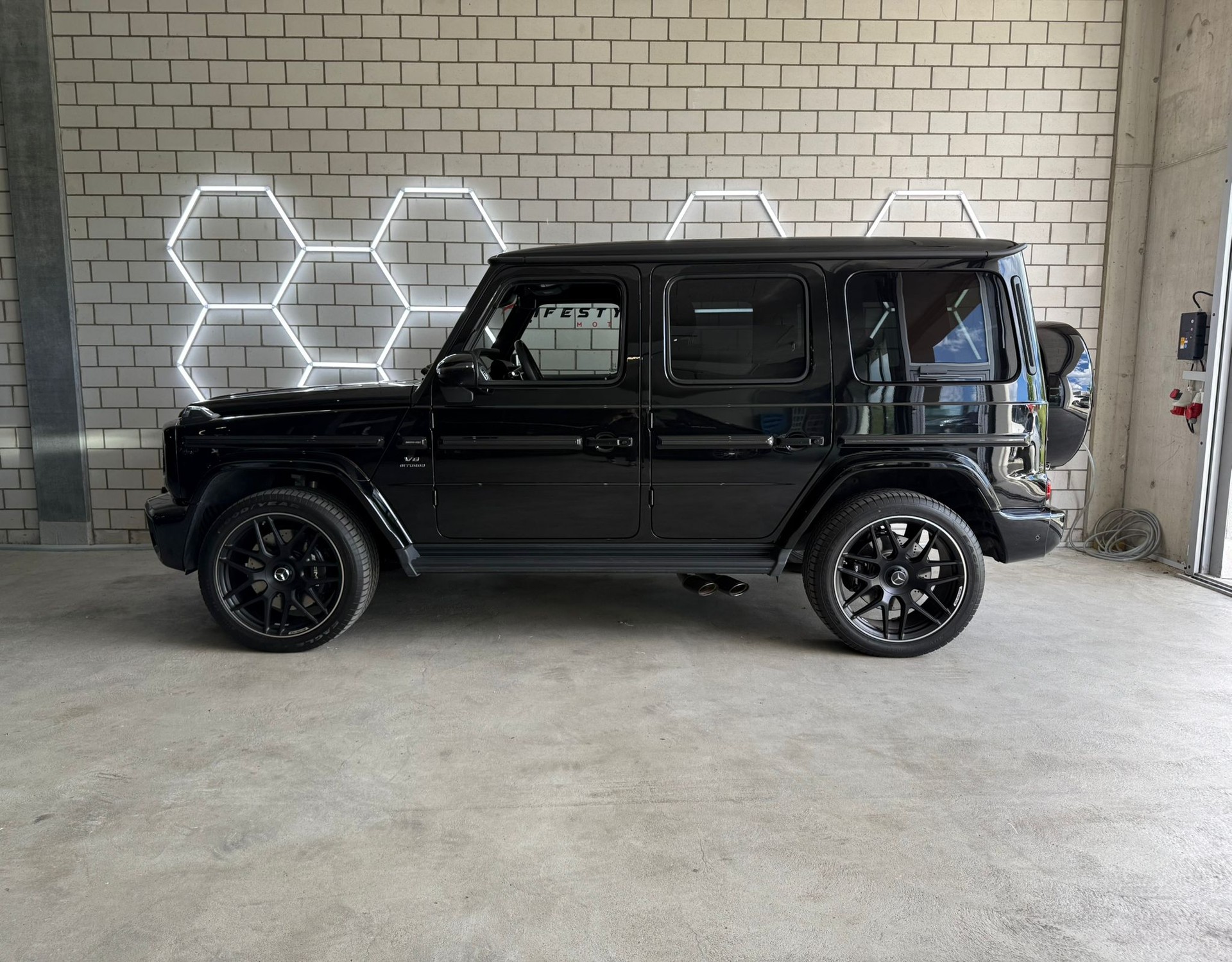 MERCEDES-BENZ G 63 AMG 9G-Tronic-image-2