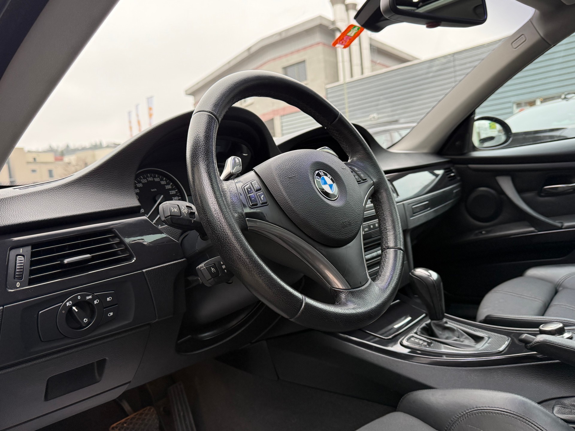 BMW 335i Coupé-image-5