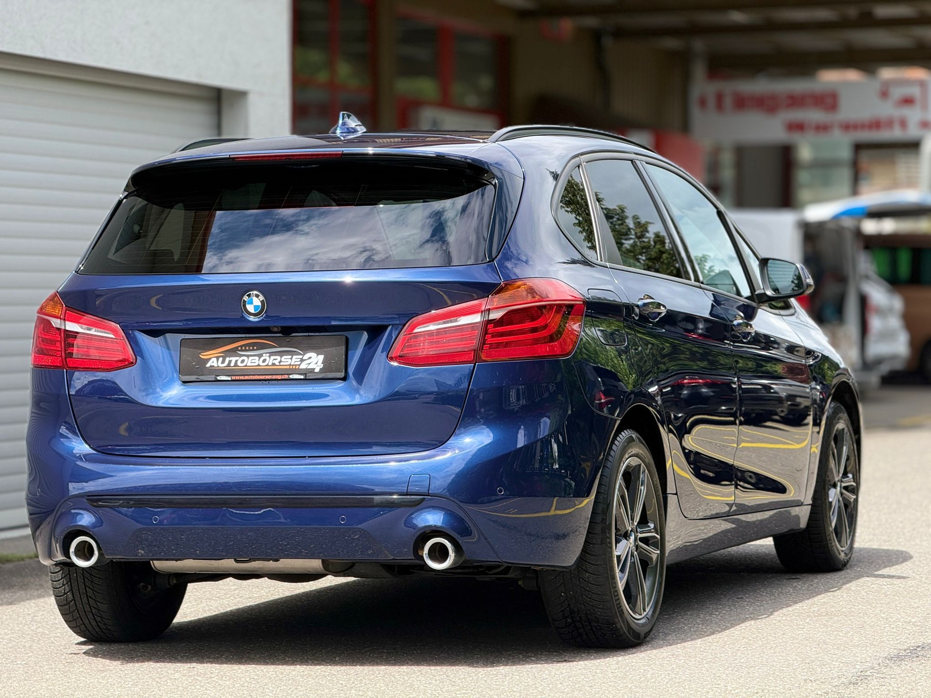 BMW 218d xDrive Active Tourer-showroom-element-3