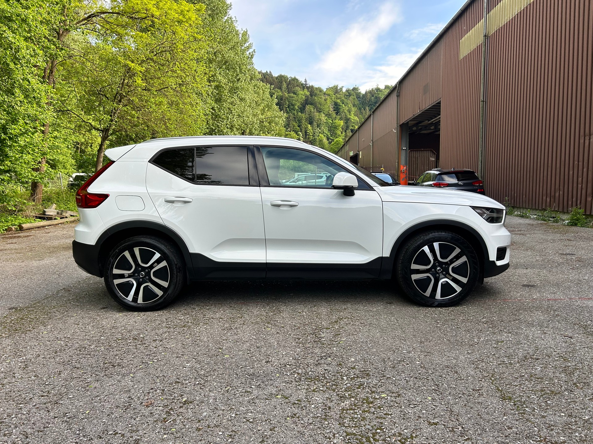 VOLVO XC40 D4 AWD Momentum Geartronic-image-3