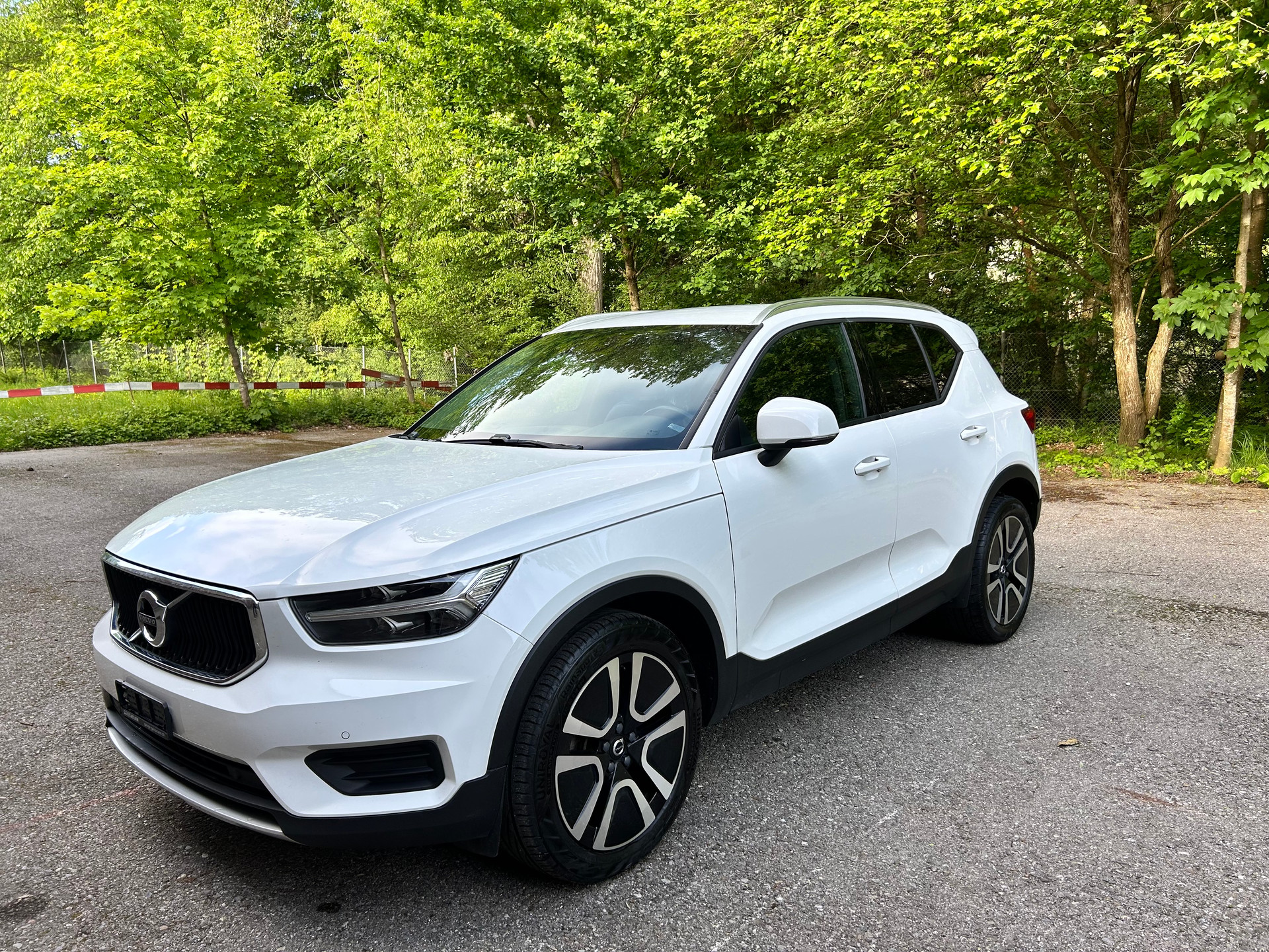 VOLVO XC40 D4 AWD Momentum Geartronic-image-1
