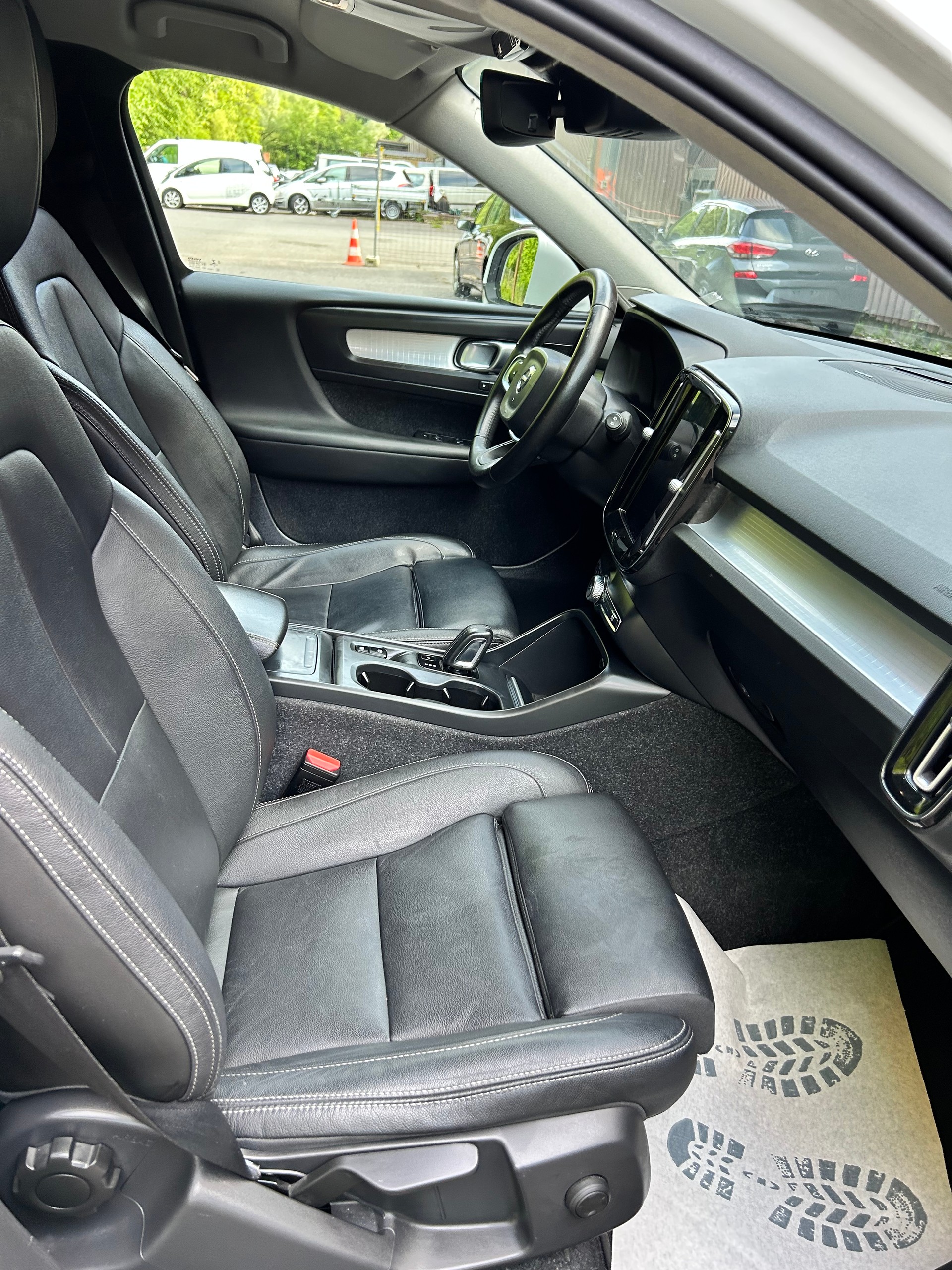 VOLVO XC40 D4 AWD Momentum Geartronic-image-10