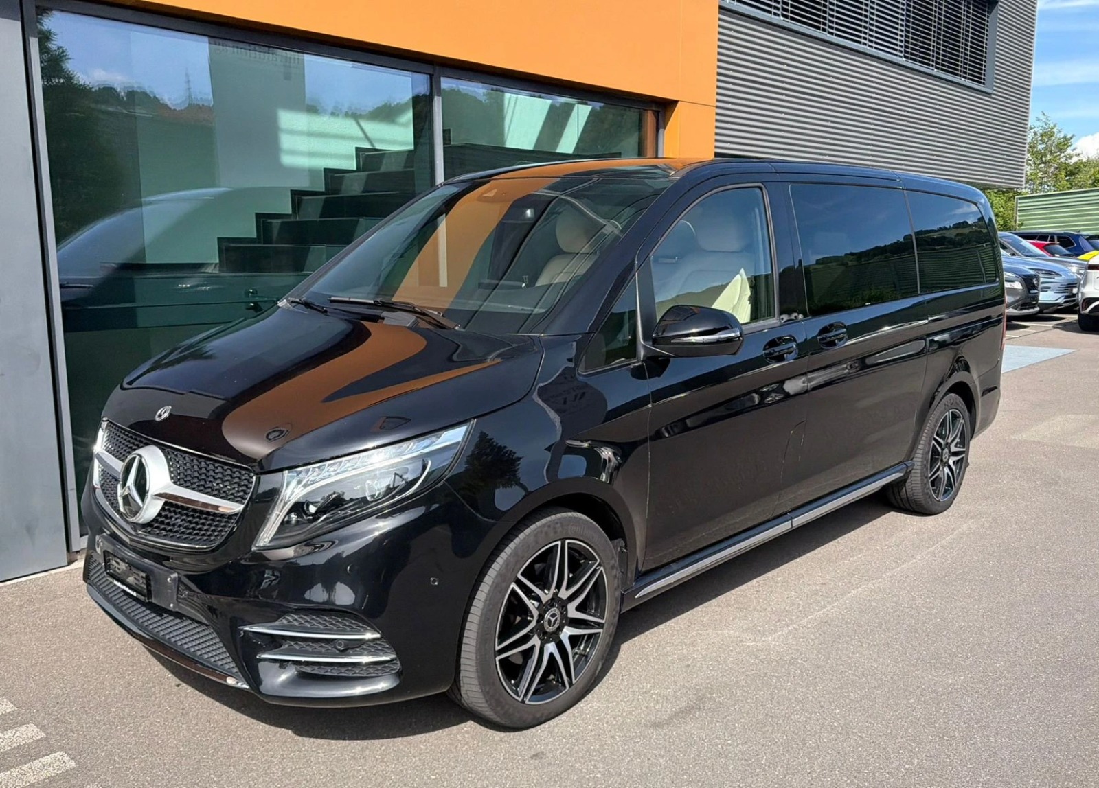 MERCEDES-BENZ V 300 d lang AMG Line Av. 4Matic 9G-Tronic / Pano-Dach + El.-Türen