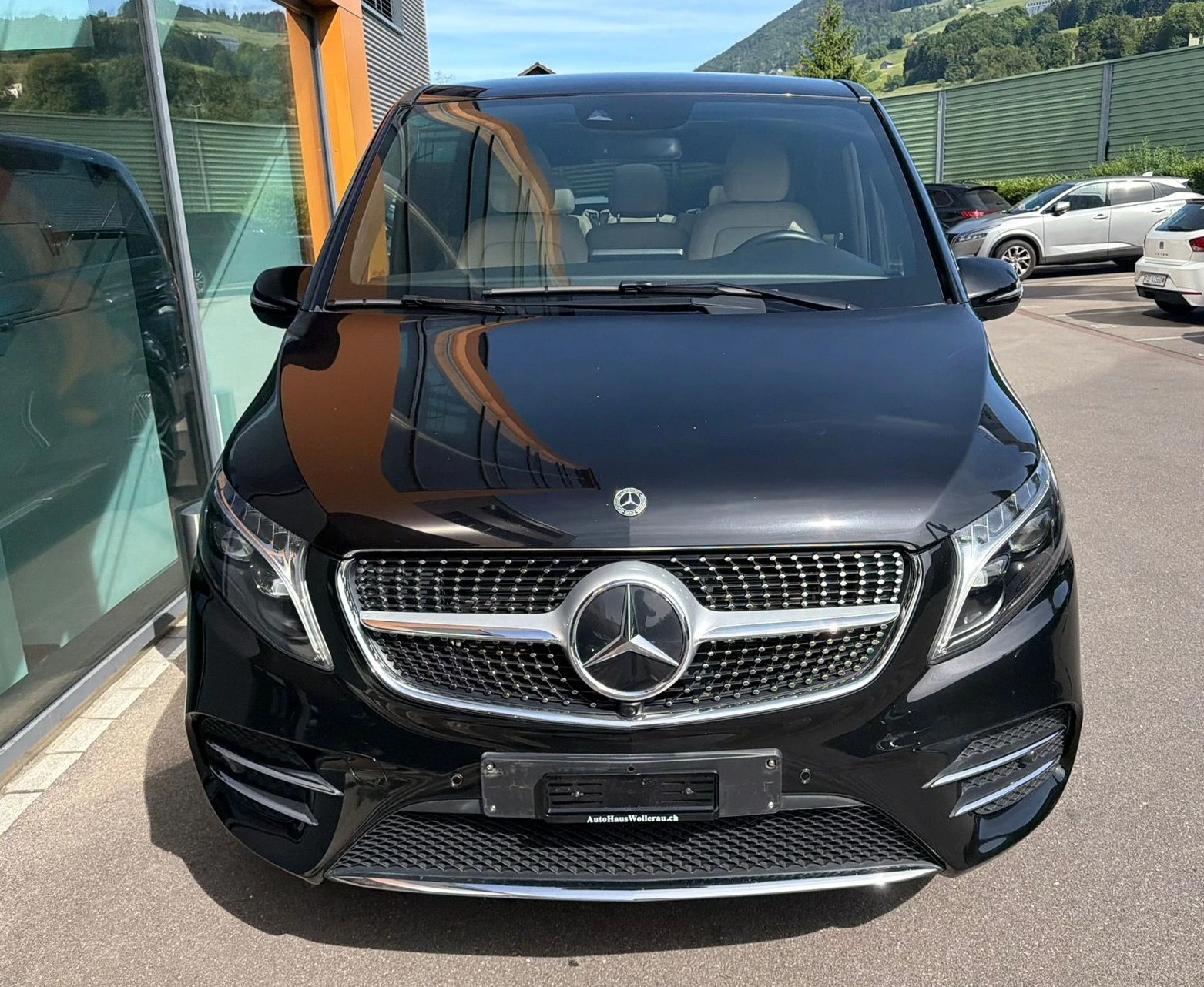 MERCEDES-BENZ V 300 d lang AMG Line Av. 4Matic 9G-Tronic / Pano-Dach + El.-Türen-showroom-element-2