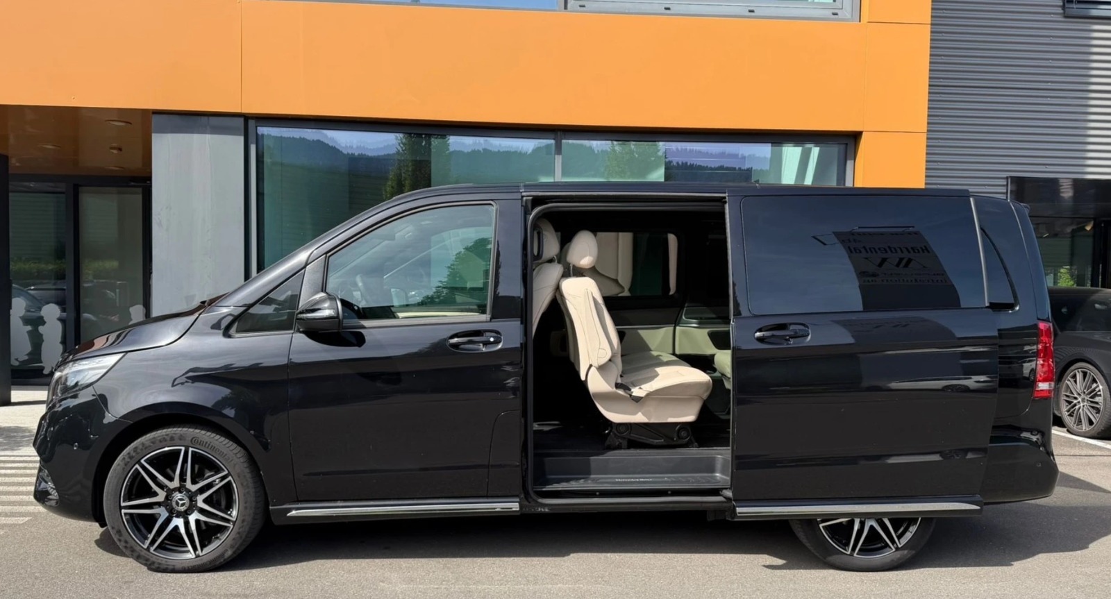 MERCEDES-BENZ V 300 d lang AMG Line Av. 4Matic 9G-Tronic / Pano-Dach + El.-Türen-showroom-element-3