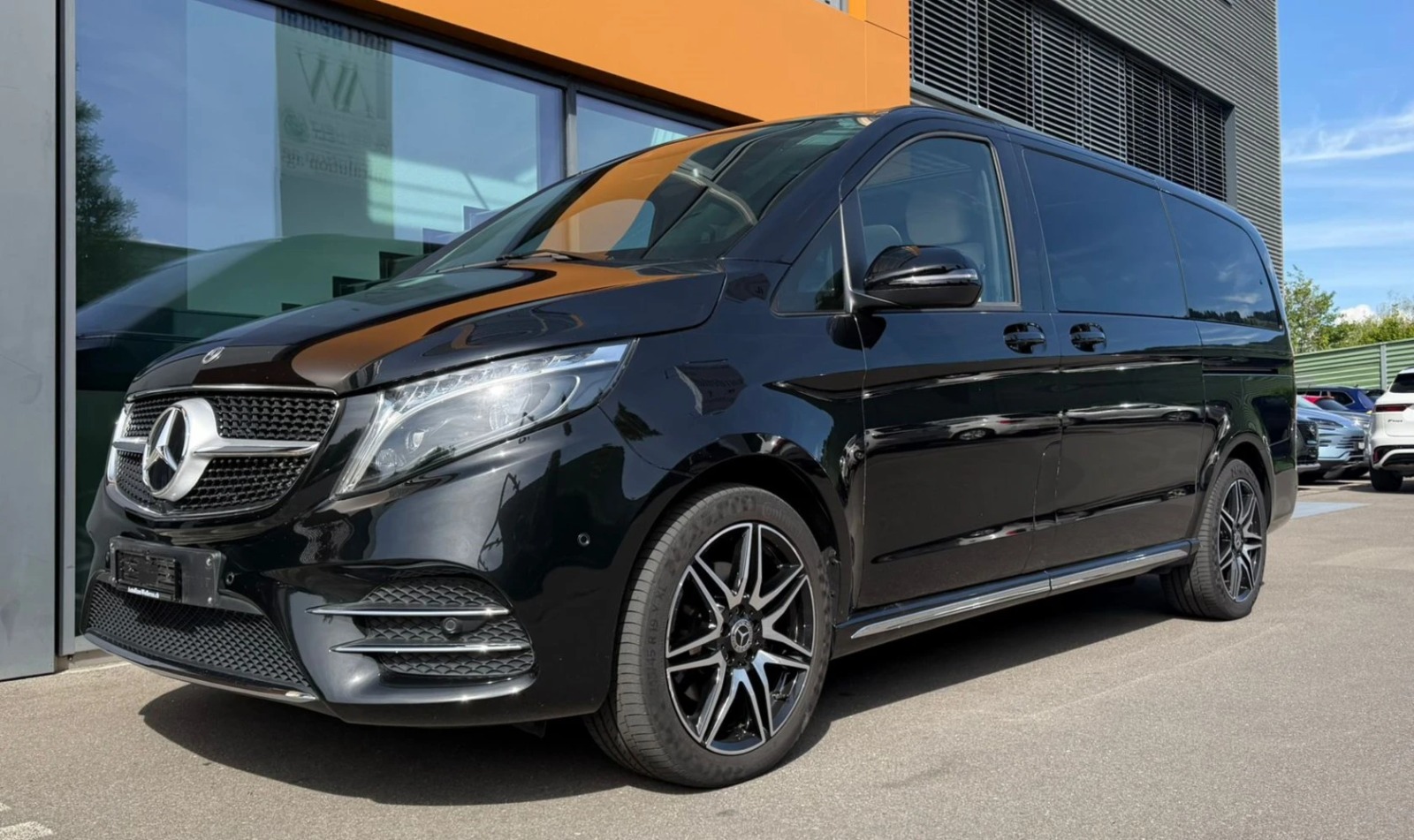 MERCEDES-BENZ V 300 d lang AMG Line Av. 4Matic 9G-Tronic / Pano-Dach + El.-Türen-showroom-element-1