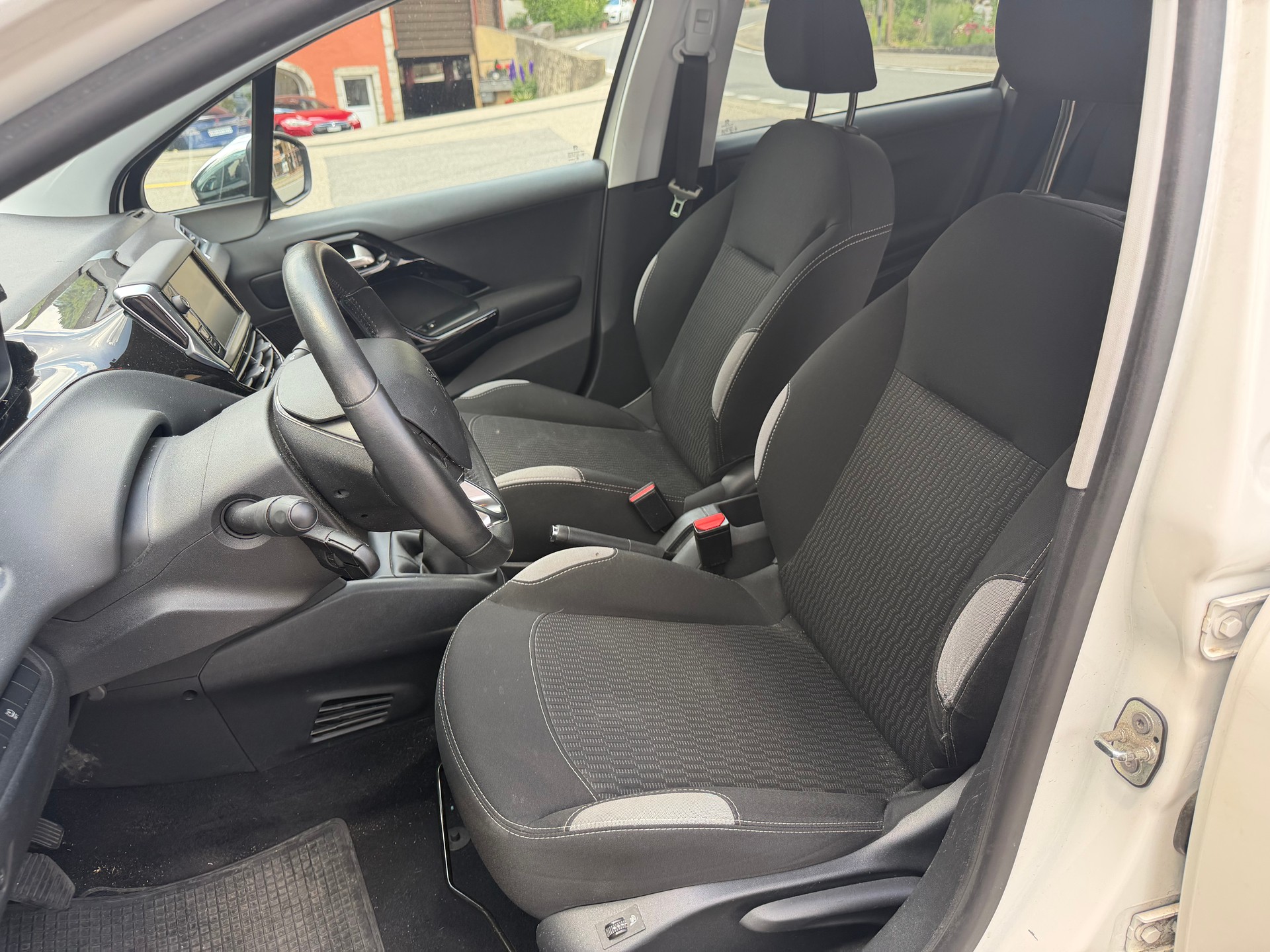 PEUGEOT 208 1.2 VTI Active-image-5