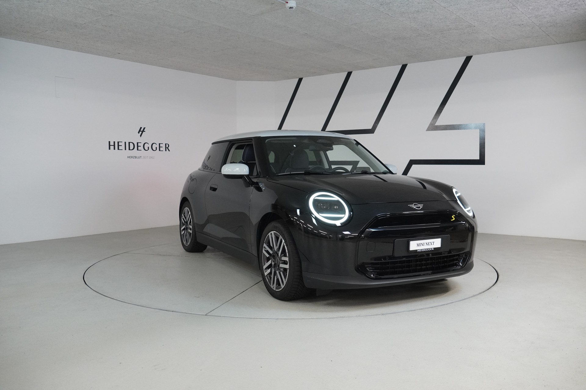 MINI Cooper SE-showroom-element-3