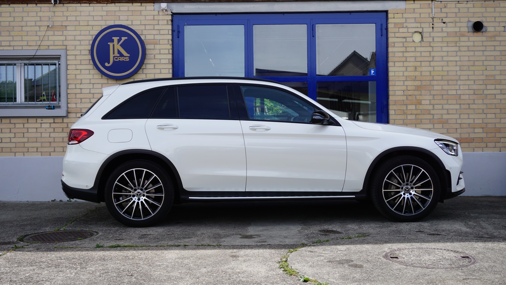 MERCEDES-BENZ GLC 300 AMG Line 4m-image-5