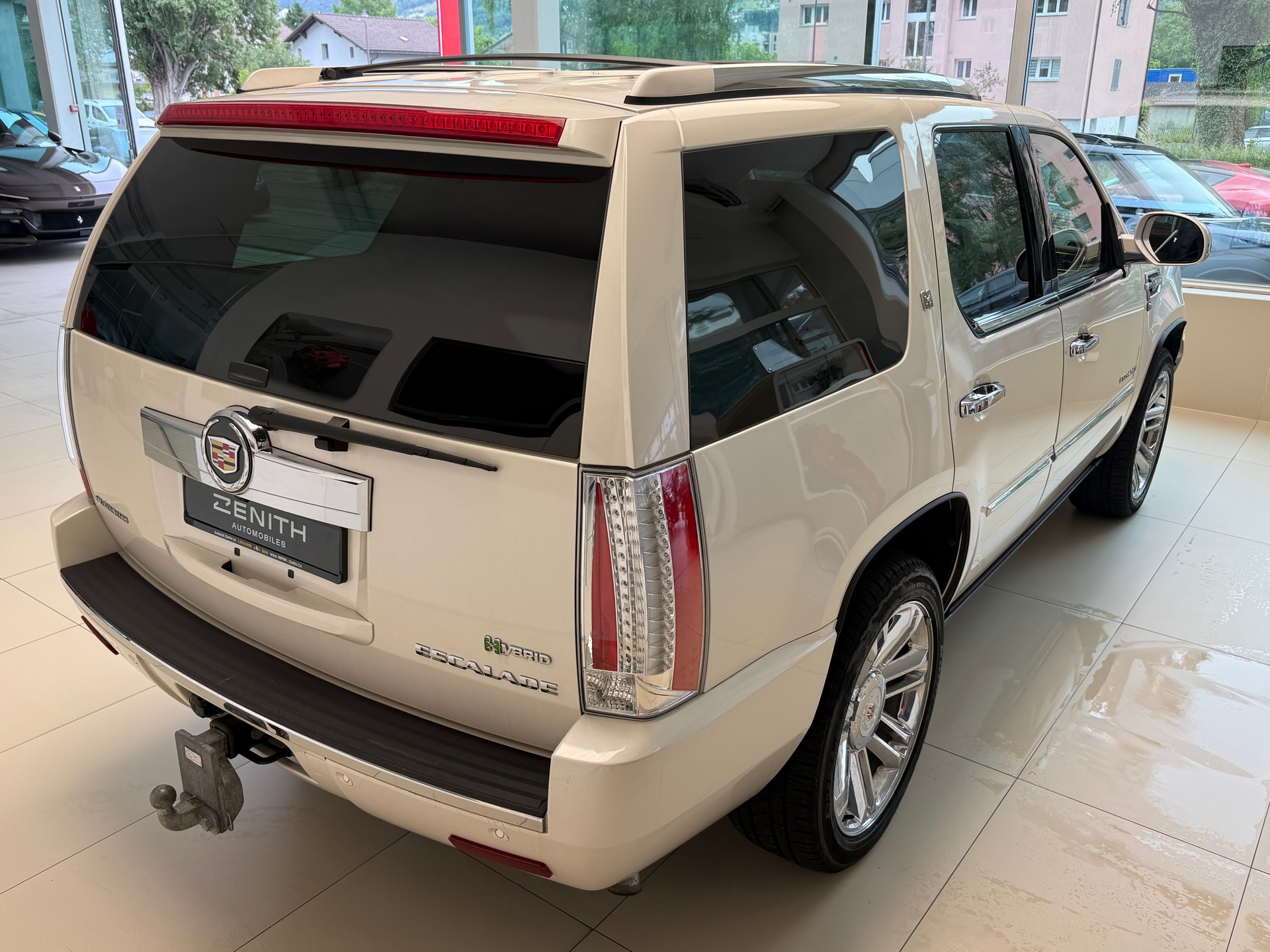 CADILLAC Escalade 6.0 Hybrid Platinum Edition-image-4