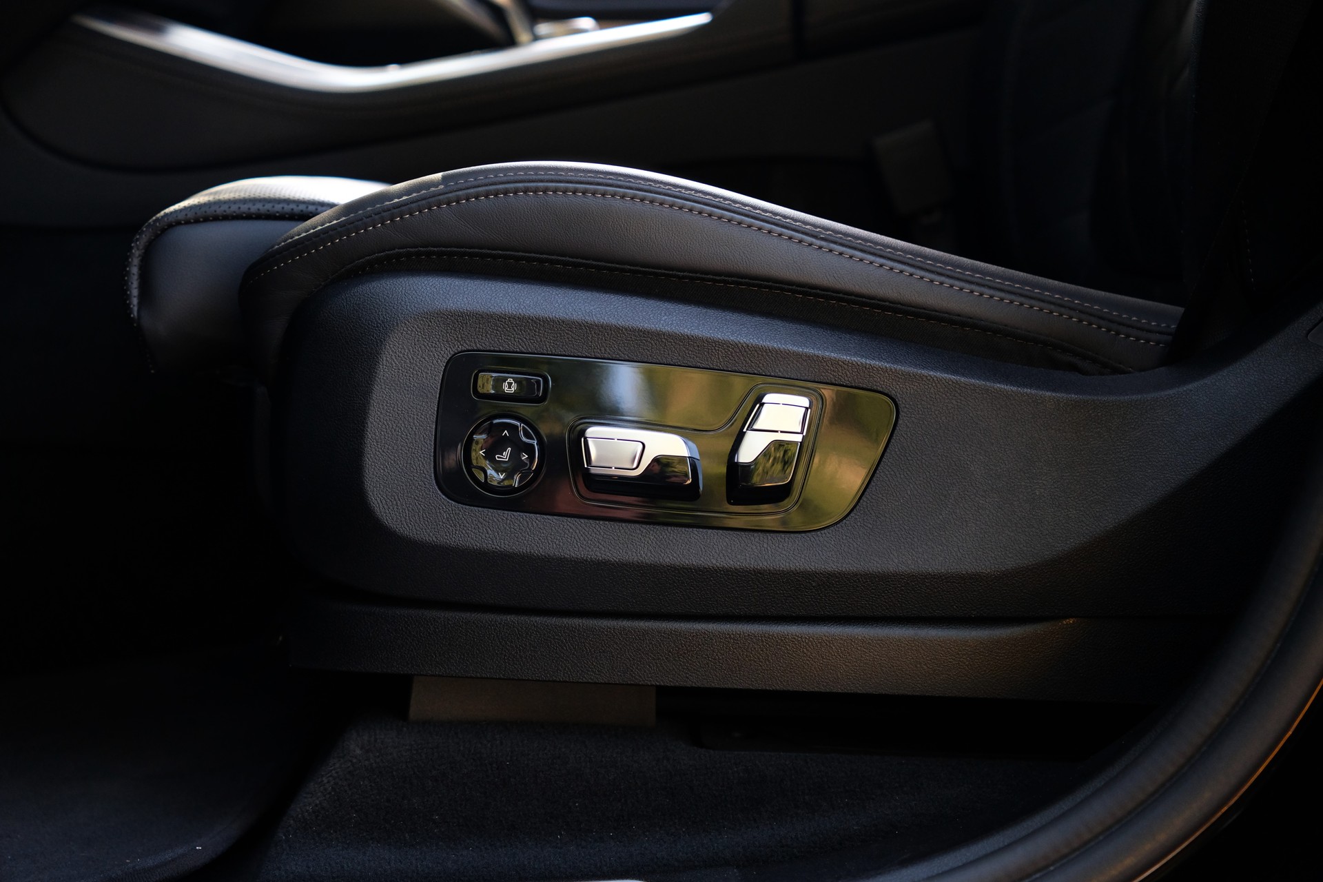 BMW X5 xDrive 48V 40i Steptronic-image-25