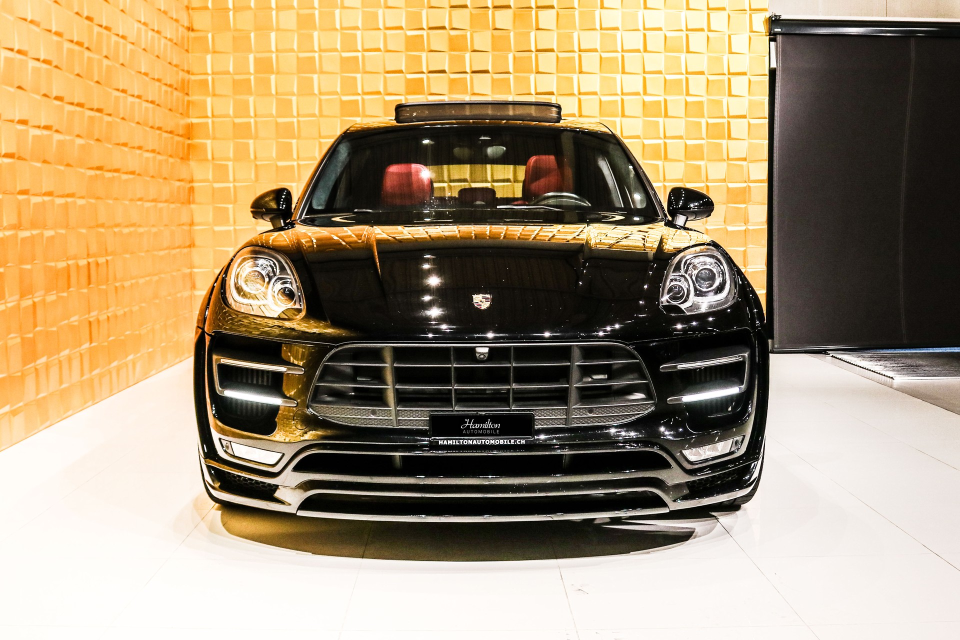 PORSCHE Macan Turbo PDK-showroom-element-2