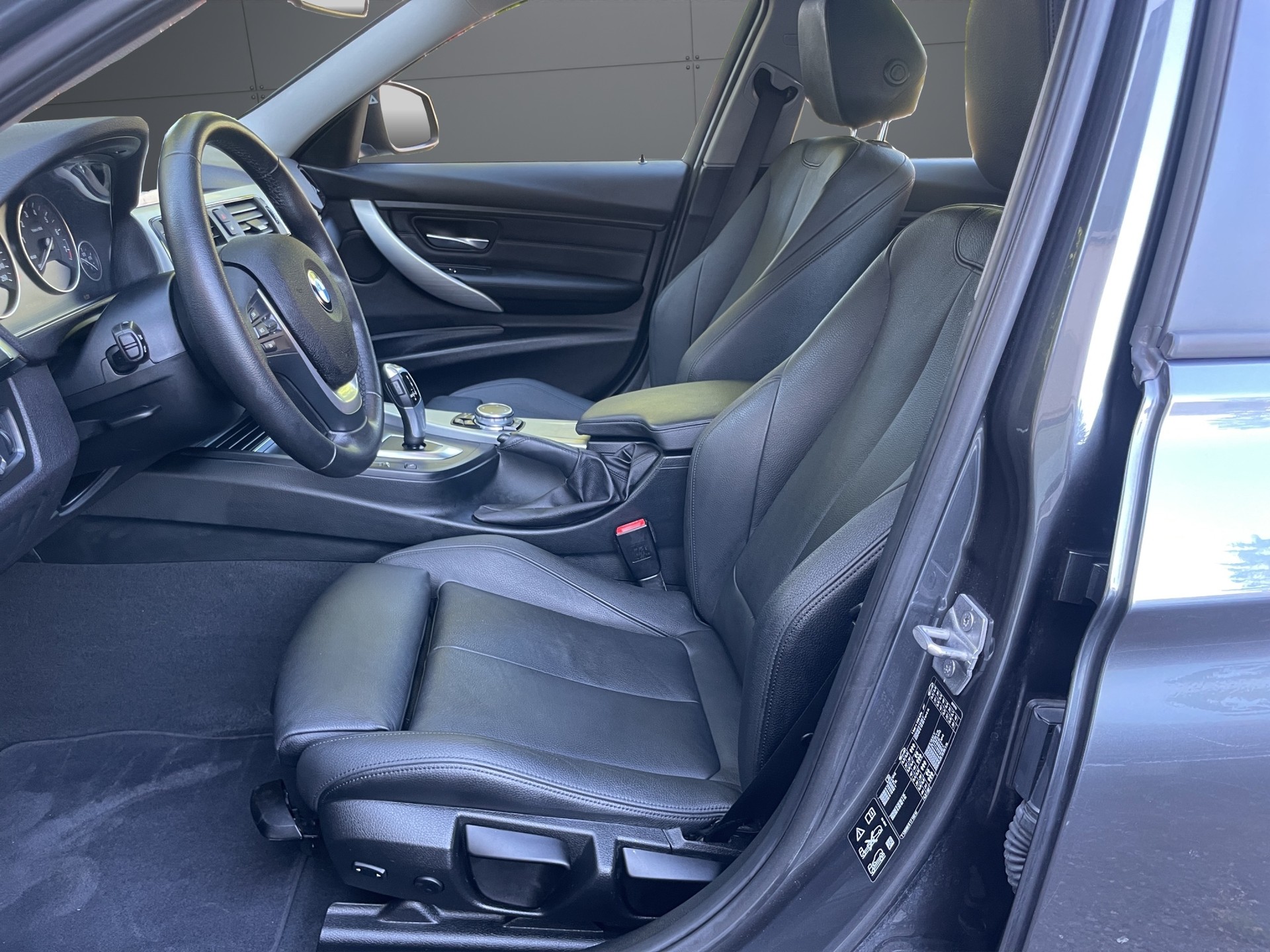 BMW 320i xDrive Touring Steptronic-image-5