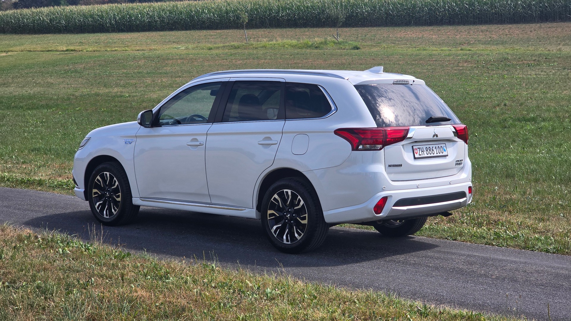 MITSUBISHI Outlander 2.0 PHEV Style 4WD Automatic-showroom-element-3