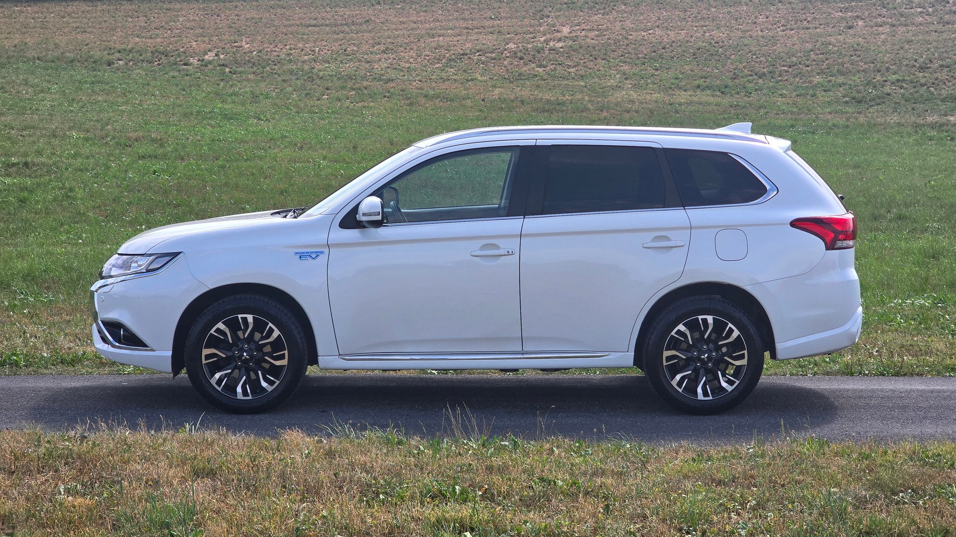 MITSUBISHI Outlander 2.0 PHEV Style 4WD Automatic-showroom-element-2