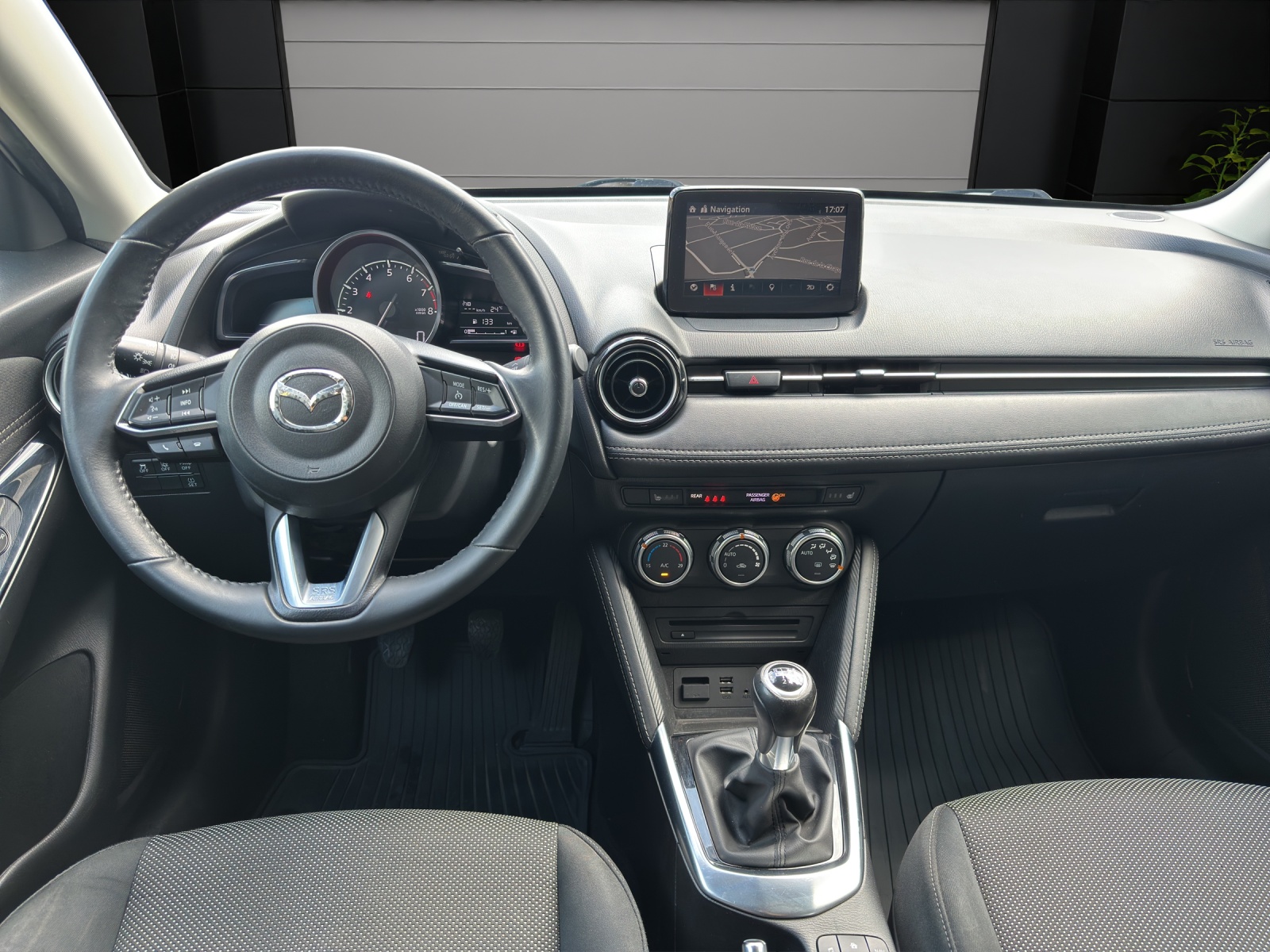 MAZDA 2 SKYACTIV-G 115 Revolution-image-8
