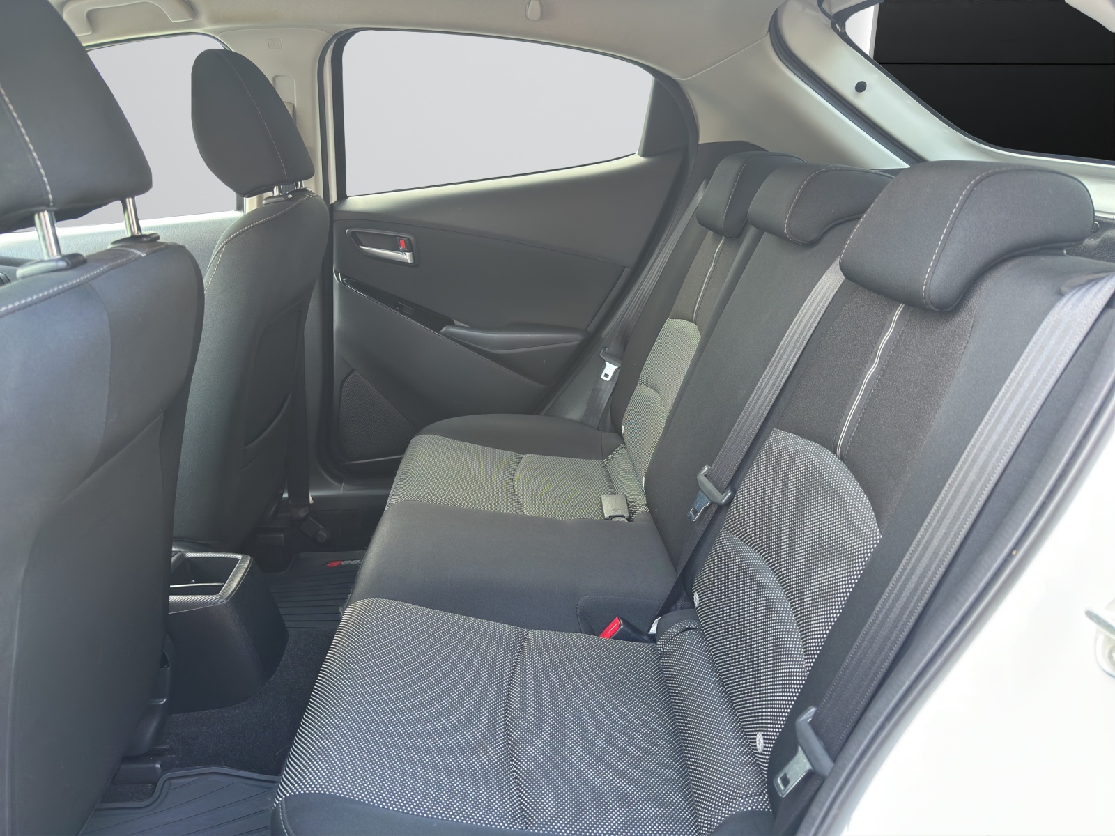 MAZDA 2 SKYACTIV-G 115 Revolution-image-7
