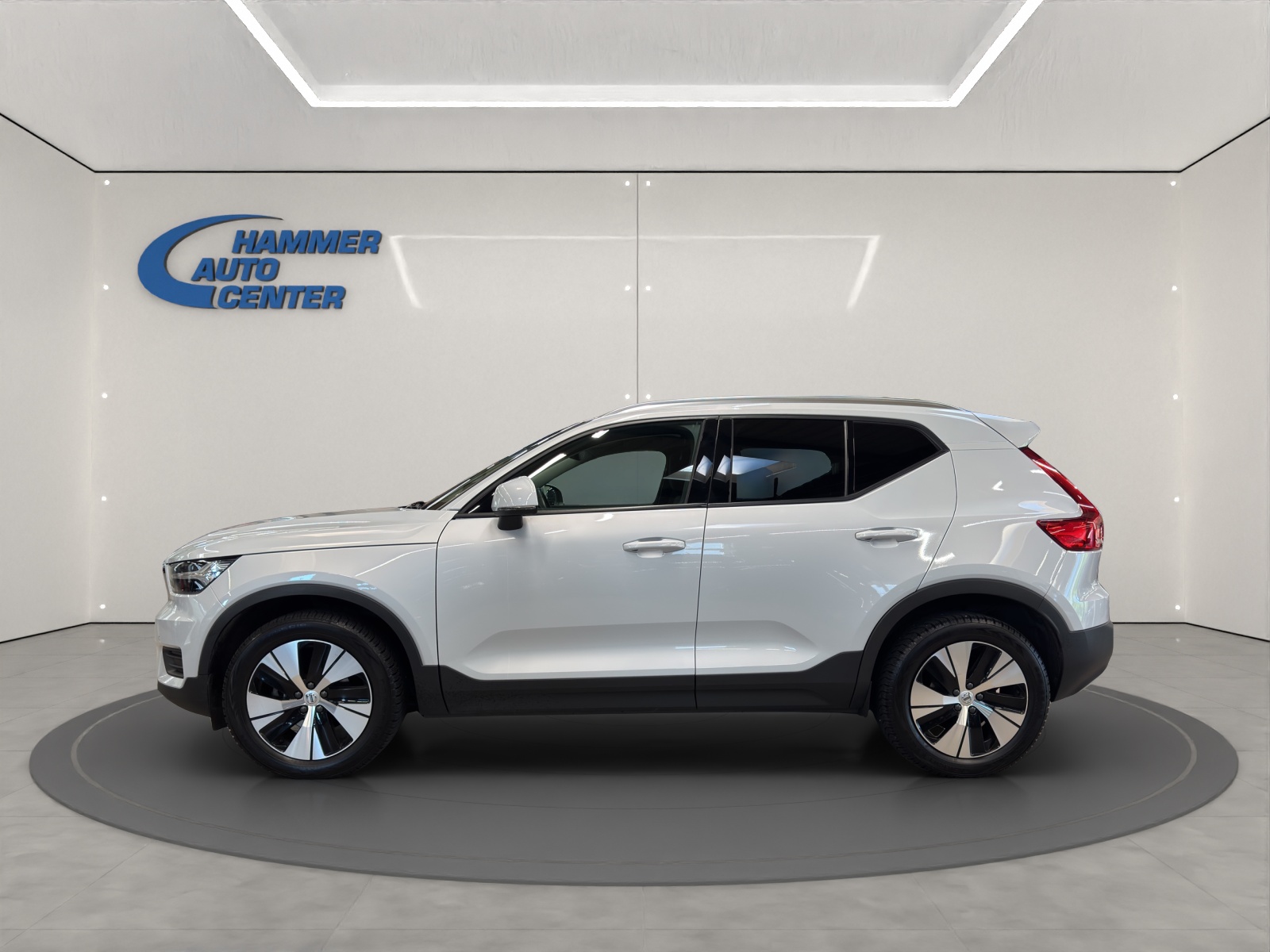 VOLVO XC40 1.5 T2 Momentum-image-1