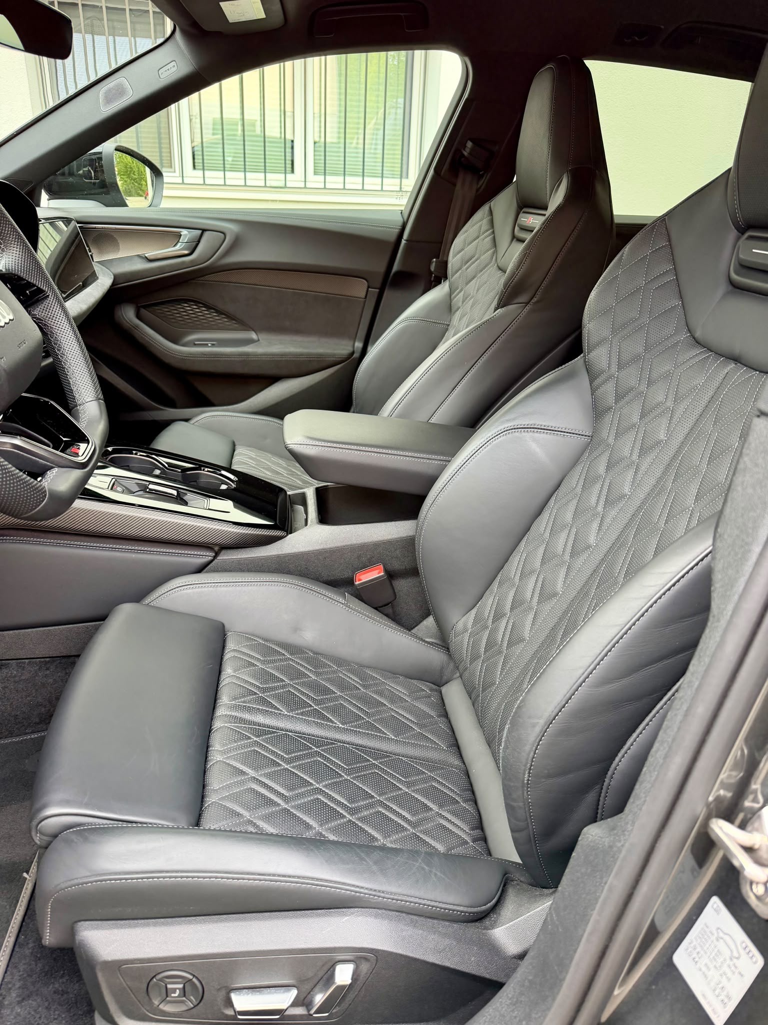 AUDI 3.0 V6 TFSI quattro S-Tronic-image-4