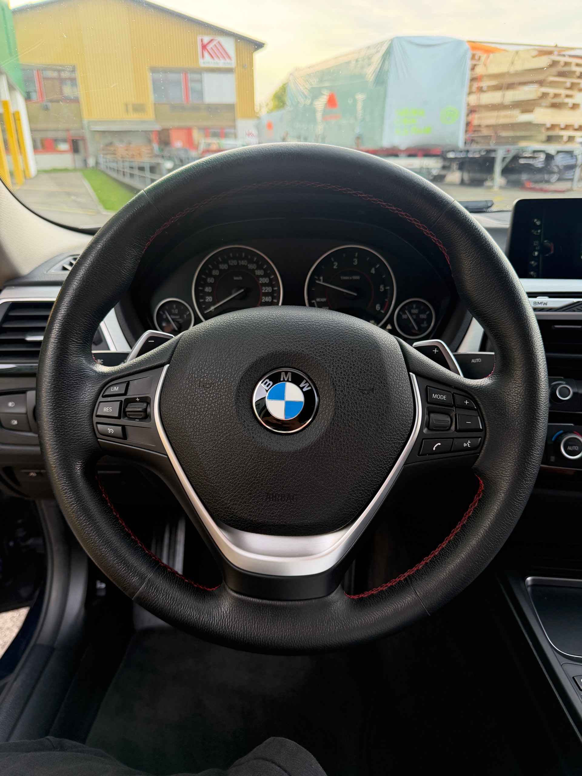 BMW 320d xDrive Luxury Line Steptronic-image-13