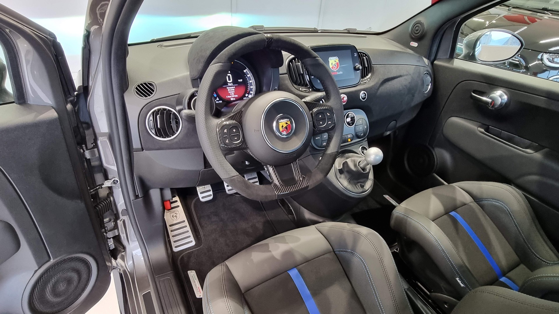 FIAT 500 Abarth / 695 Abarth 1.4 T-Jet 180 131 Rally Tributo-image-14