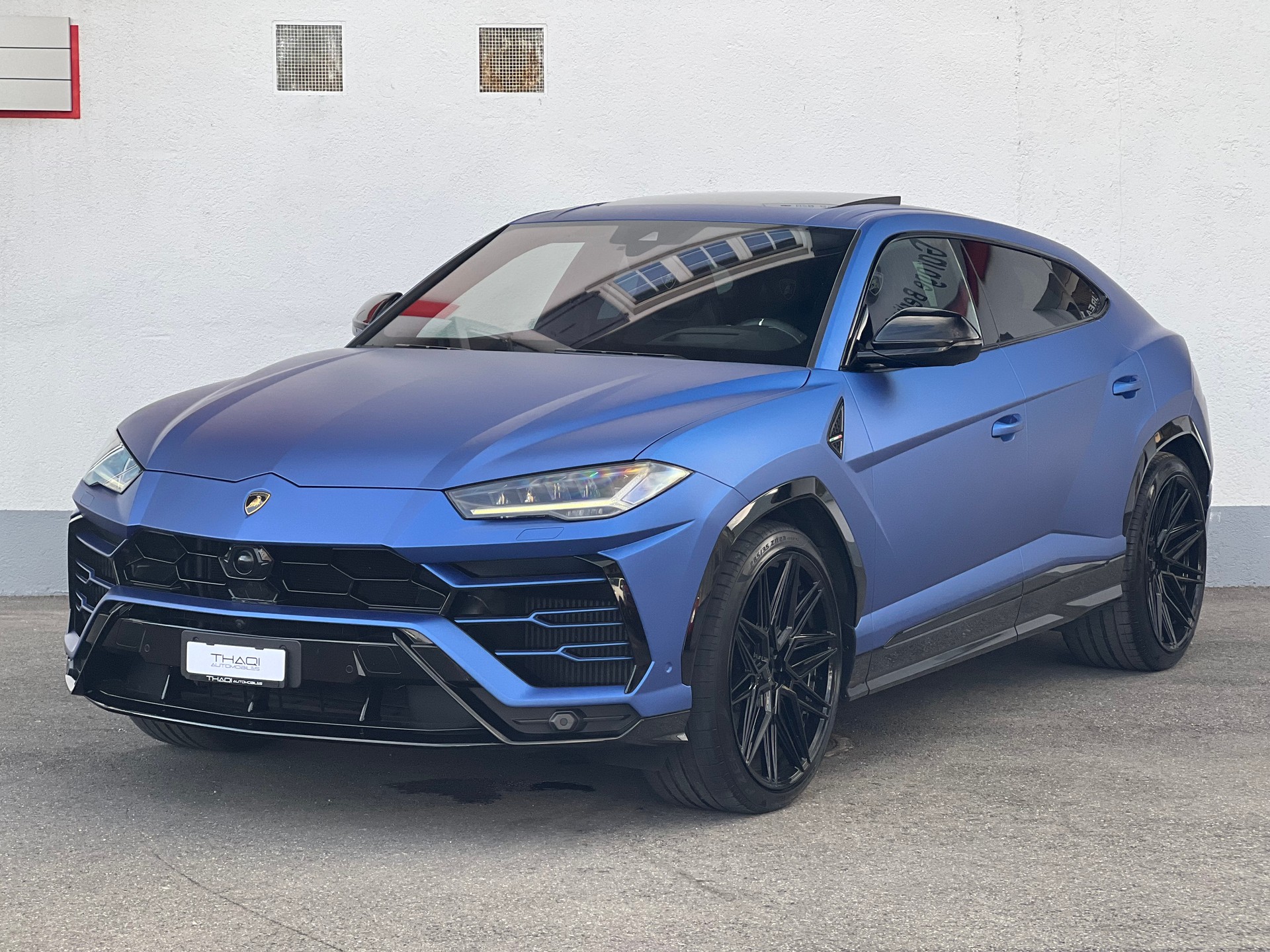LAMBORGHINI Urus E-Gear Graphite Capsule-showroom-element-2