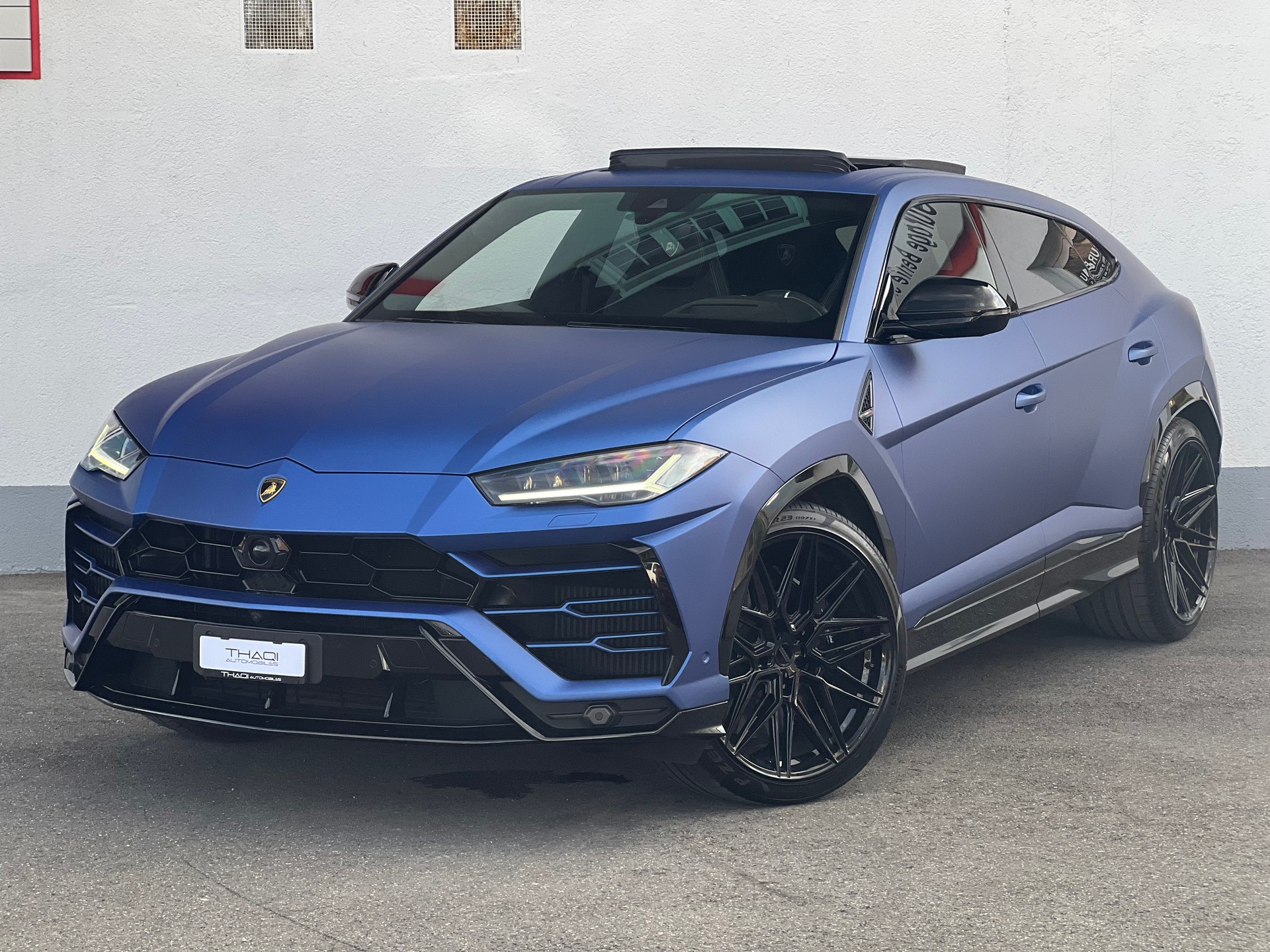 LAMBORGHINI Urus E-Gear Graphite Capsule-showroom-element-3