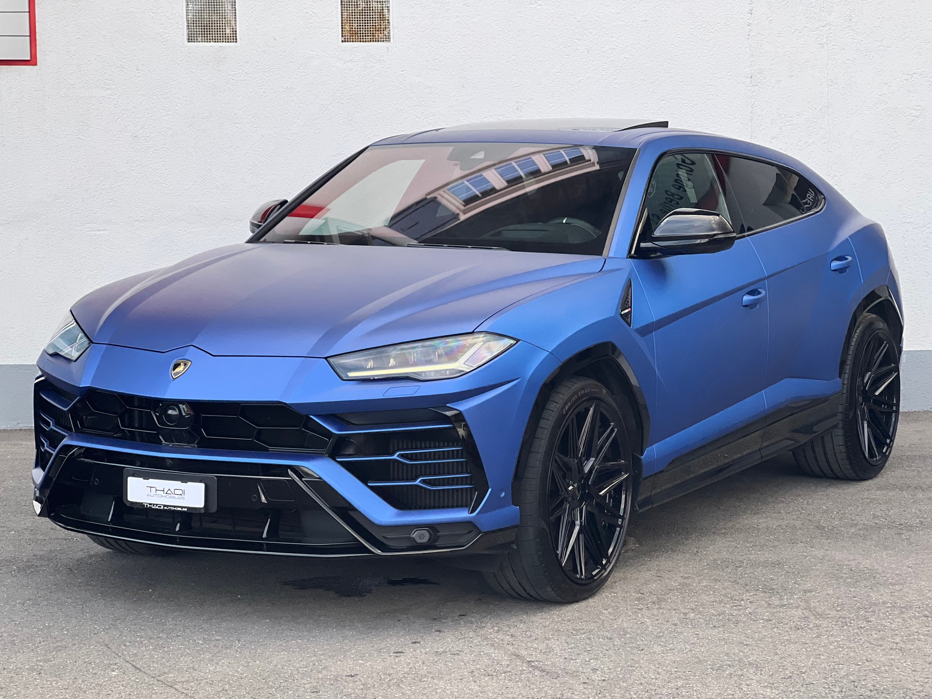 LAMBORGHINI Urus E-Gear Graphite Capsule-showroom-element-1