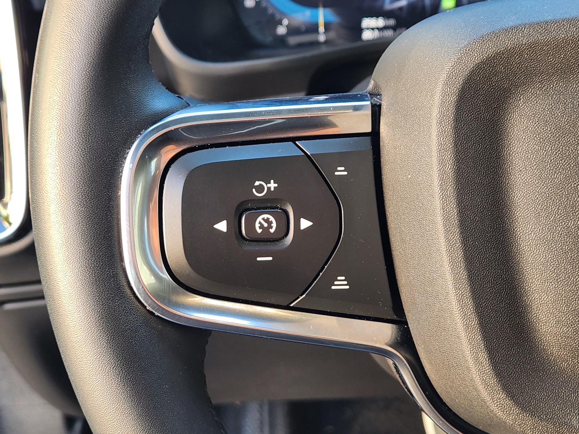 VOLVO C40 Recharge P6 Pure Electric Ultimate ** VOLLAUSSTATTUNG - BATTERIEZERTIFIKAT -GLASDACH -ASSIS. PAKET -GARANTIE BIS 09.2030**-image-18