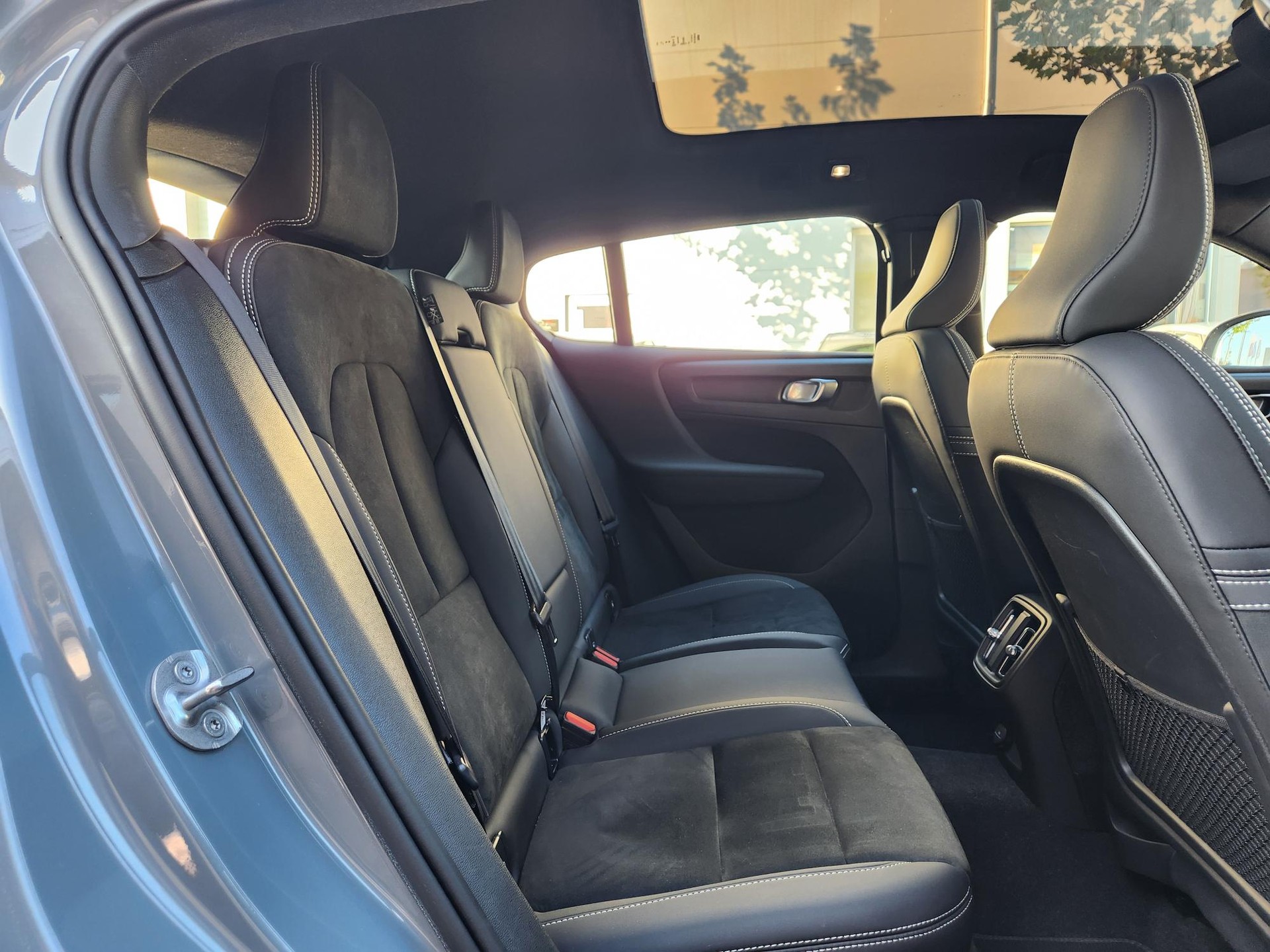 VOLVO C40 Recharge P6 Pure Electric Ultimate ** VOLLAUSSTATTUNG - BATTERIEZERTIFIKAT -GLASDACH -ASSIS. PAKET -GARANTIE BIS 09.2030**-image-8