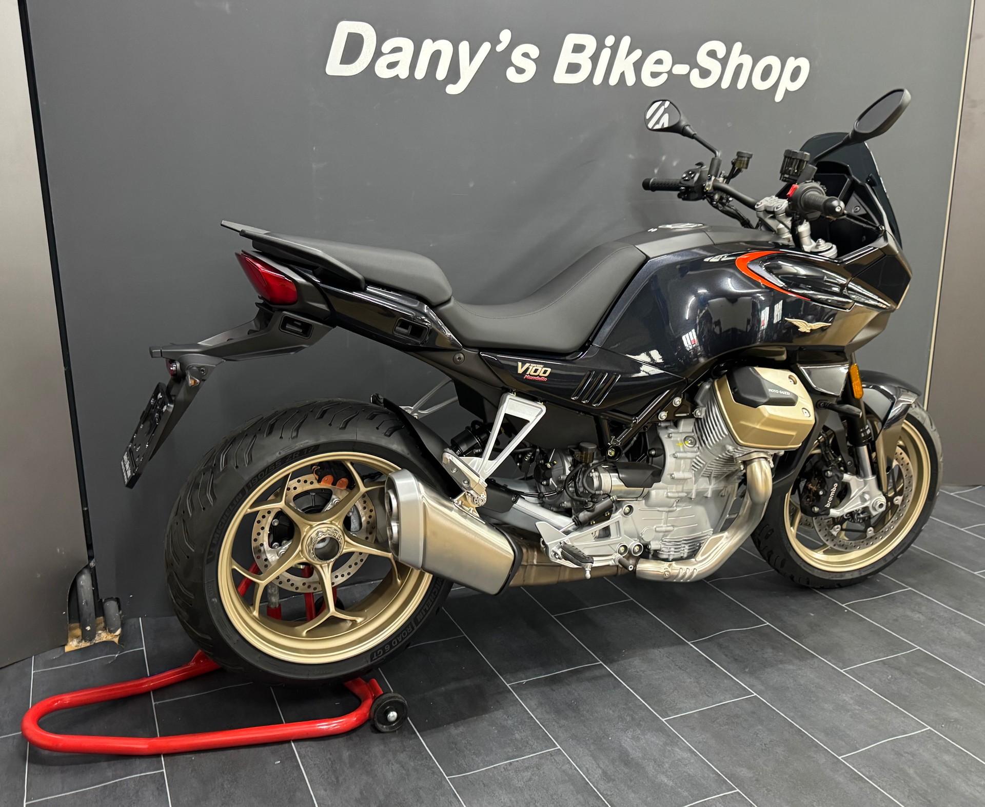 MOTO GUZZI V100 Mandello-image-3