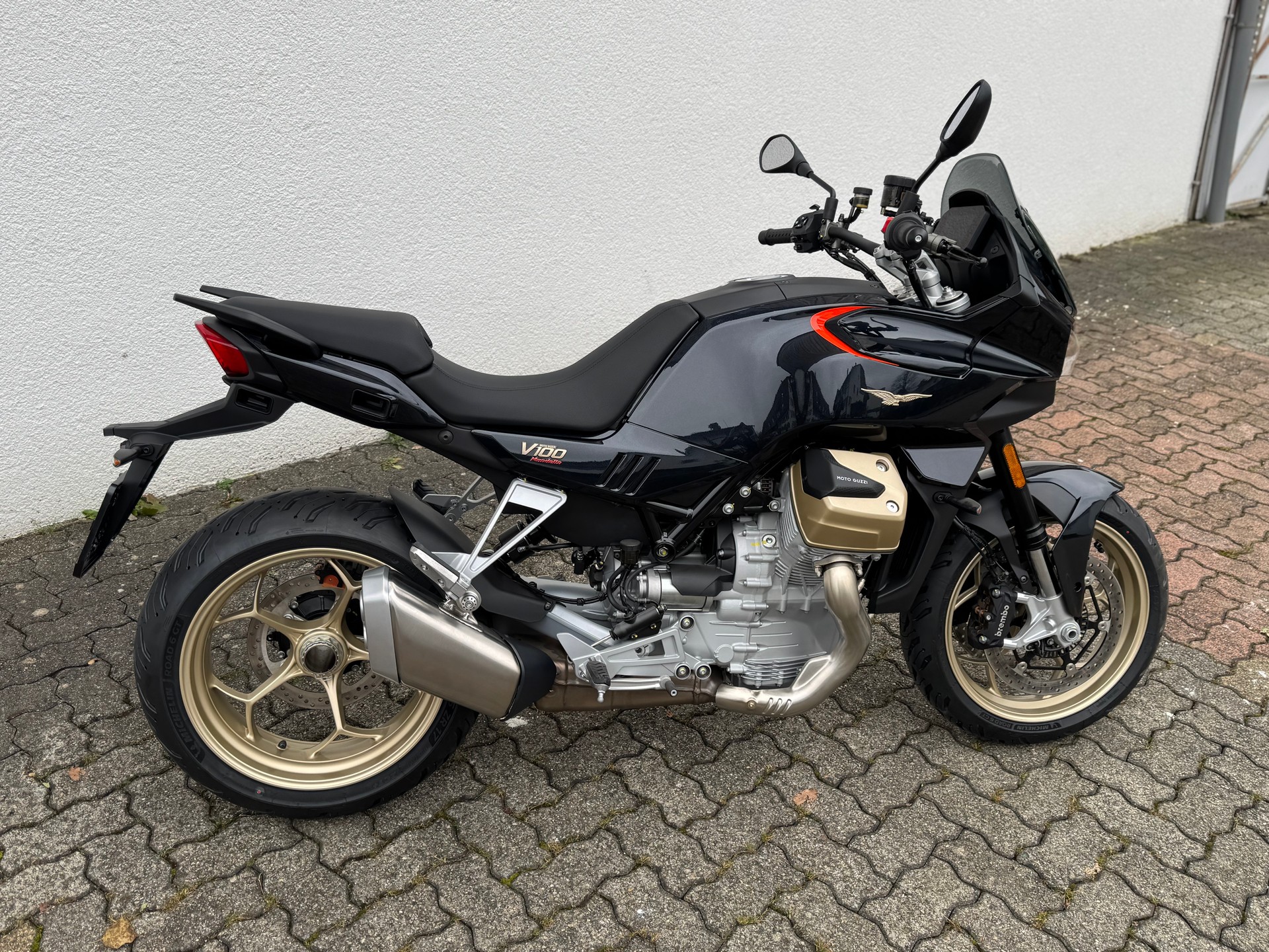 MOTO GUZZI V100 Mandello-image-6