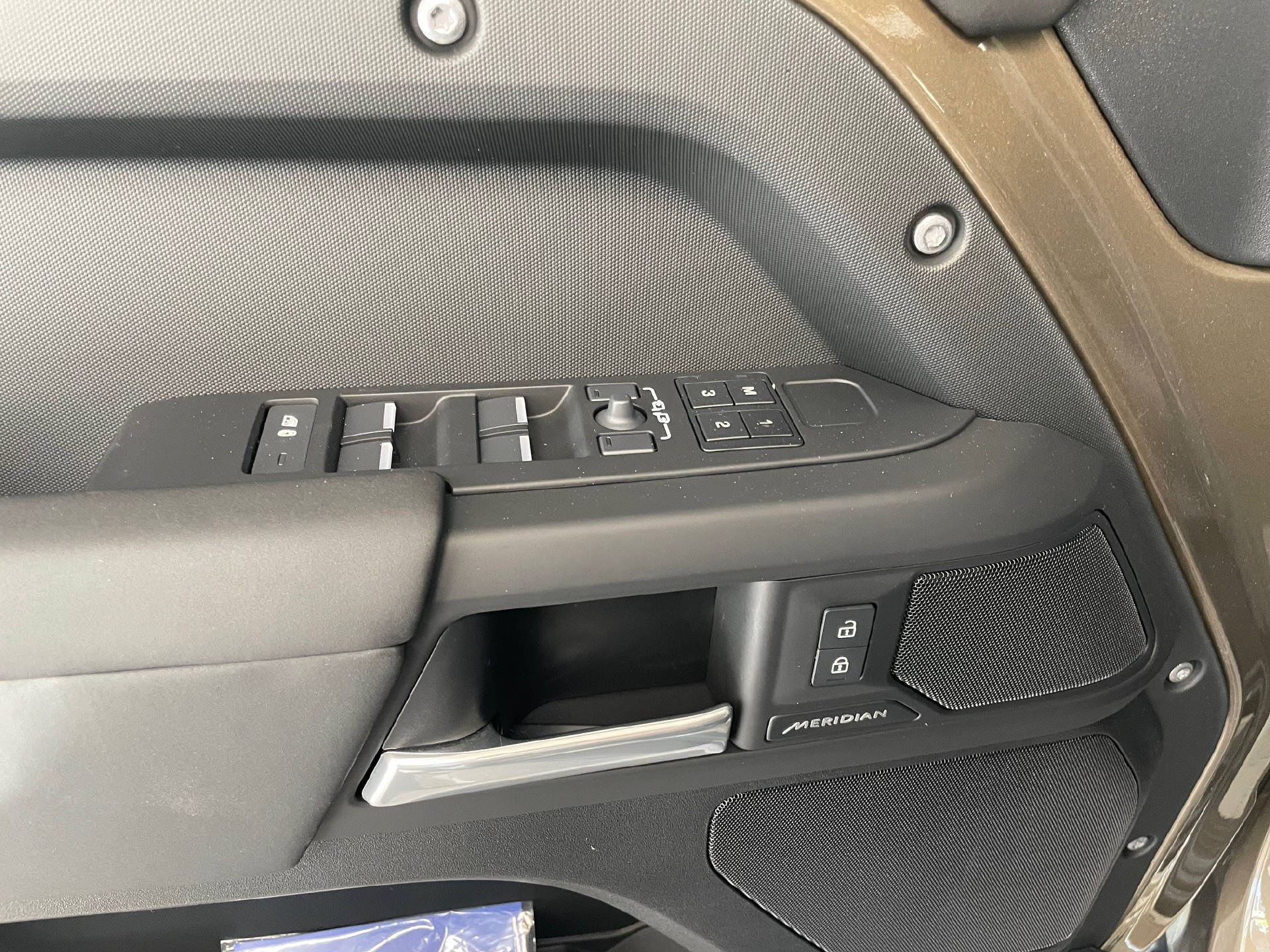 LAND ROVER Defender 110 3.0 D I6 250 X-Dynamic SE-image-5