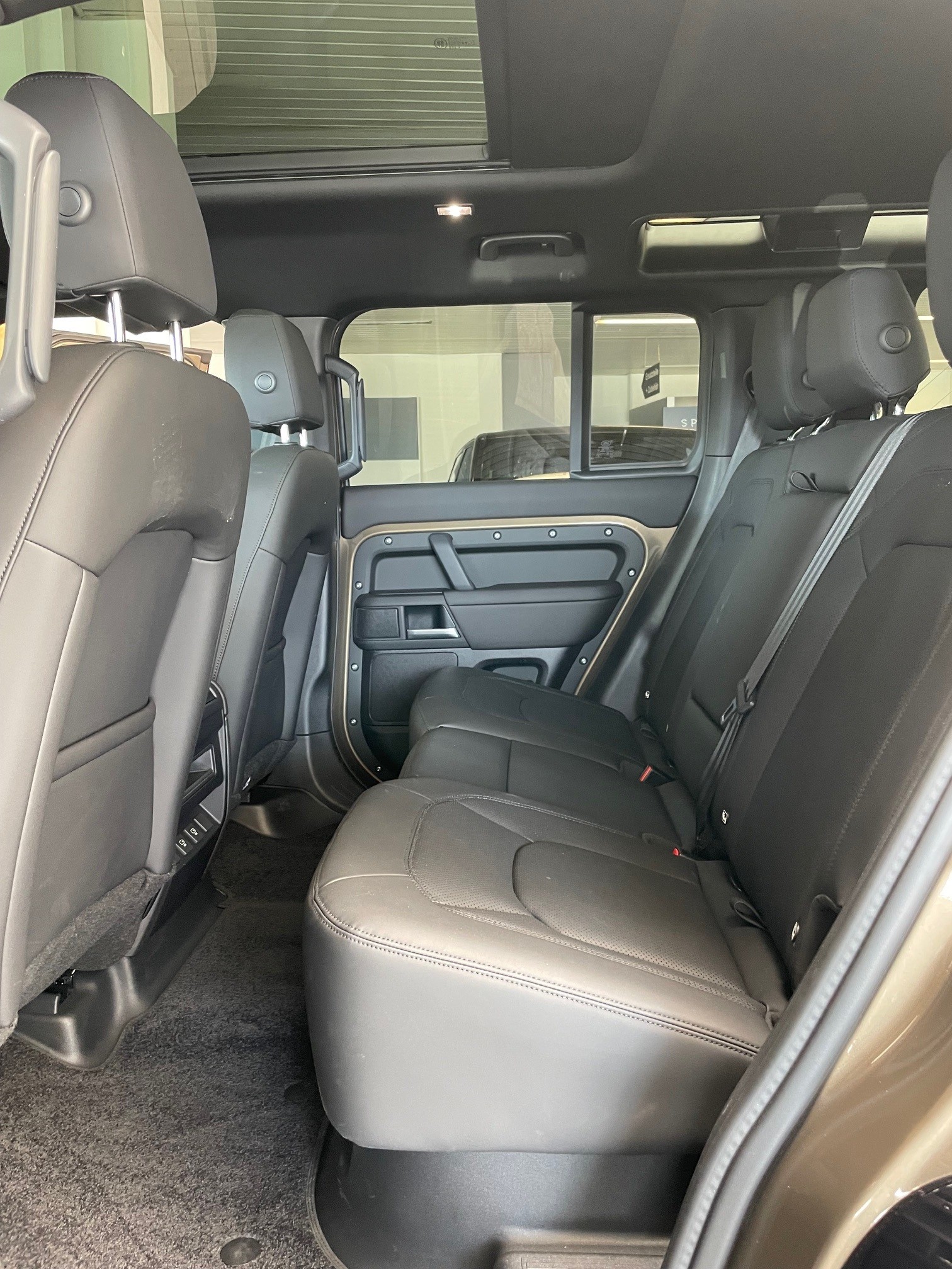 LAND ROVER Defender 110 3.0 D I6 250 X-Dynamic SE-image-18