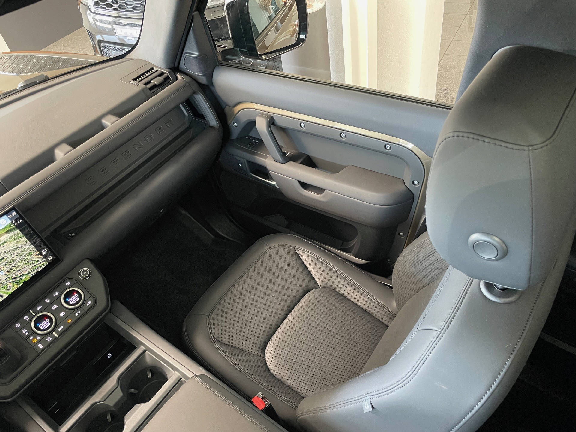LAND ROVER Defender 110 3.0 D I6 250 X-Dynamic SE-image-16