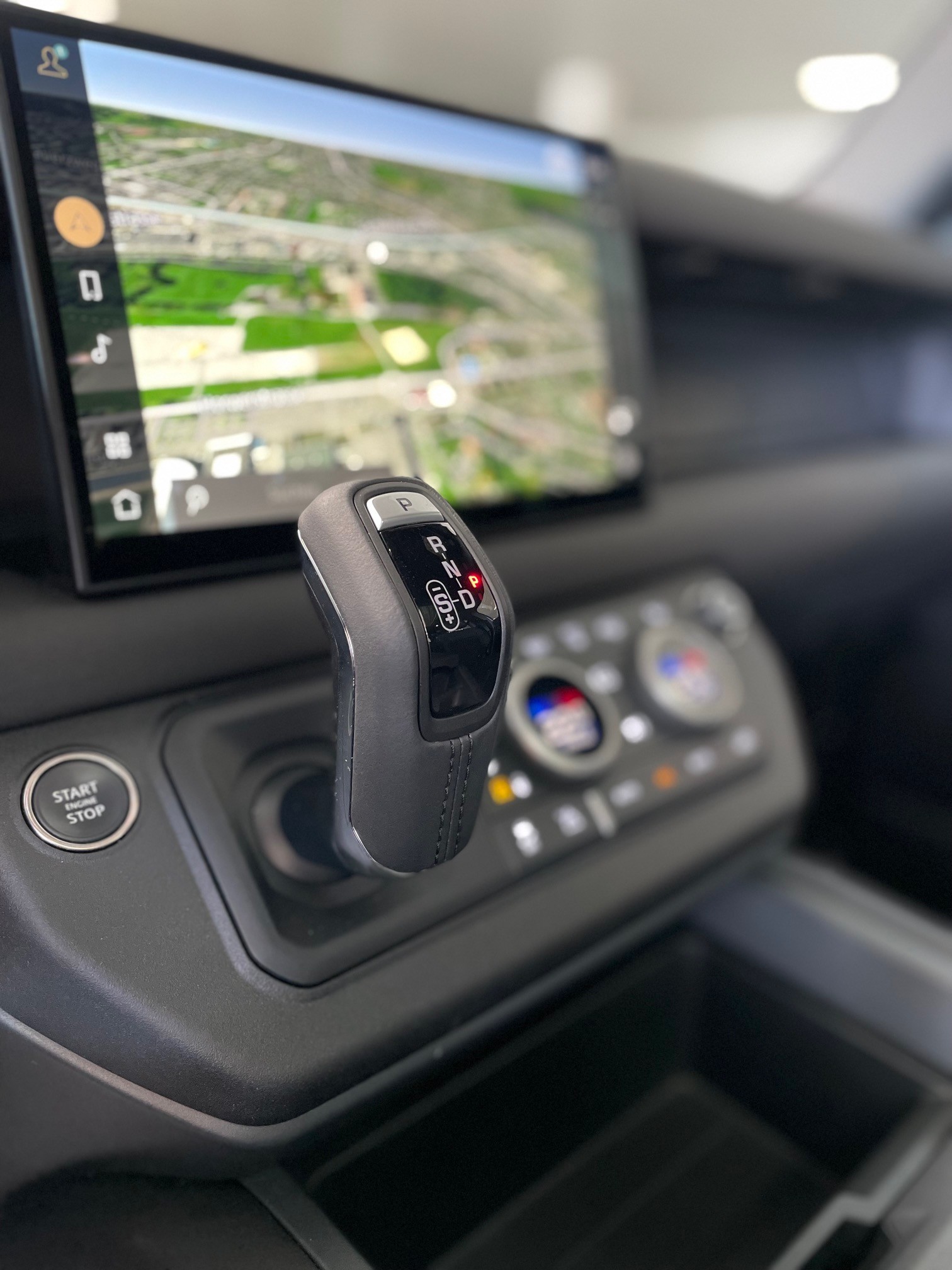 LAND ROVER Defender 110 3.0 D I6 250 X-Dynamic SE-image-9