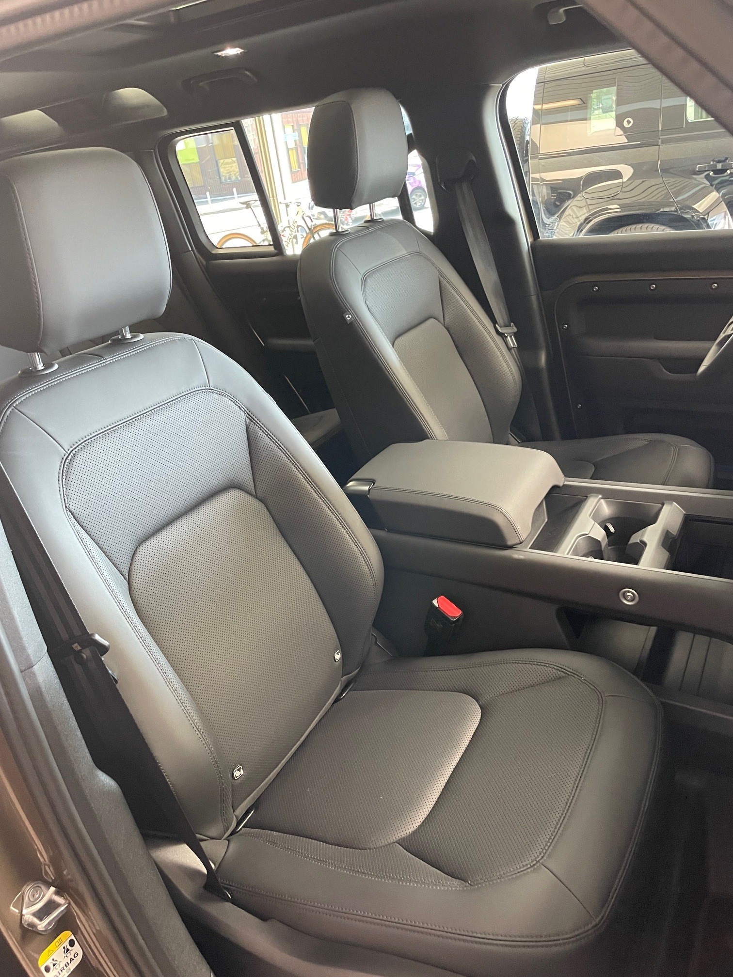 LAND ROVER Defender 110 3.0 D I6 250 X-Dynamic SE-image-17