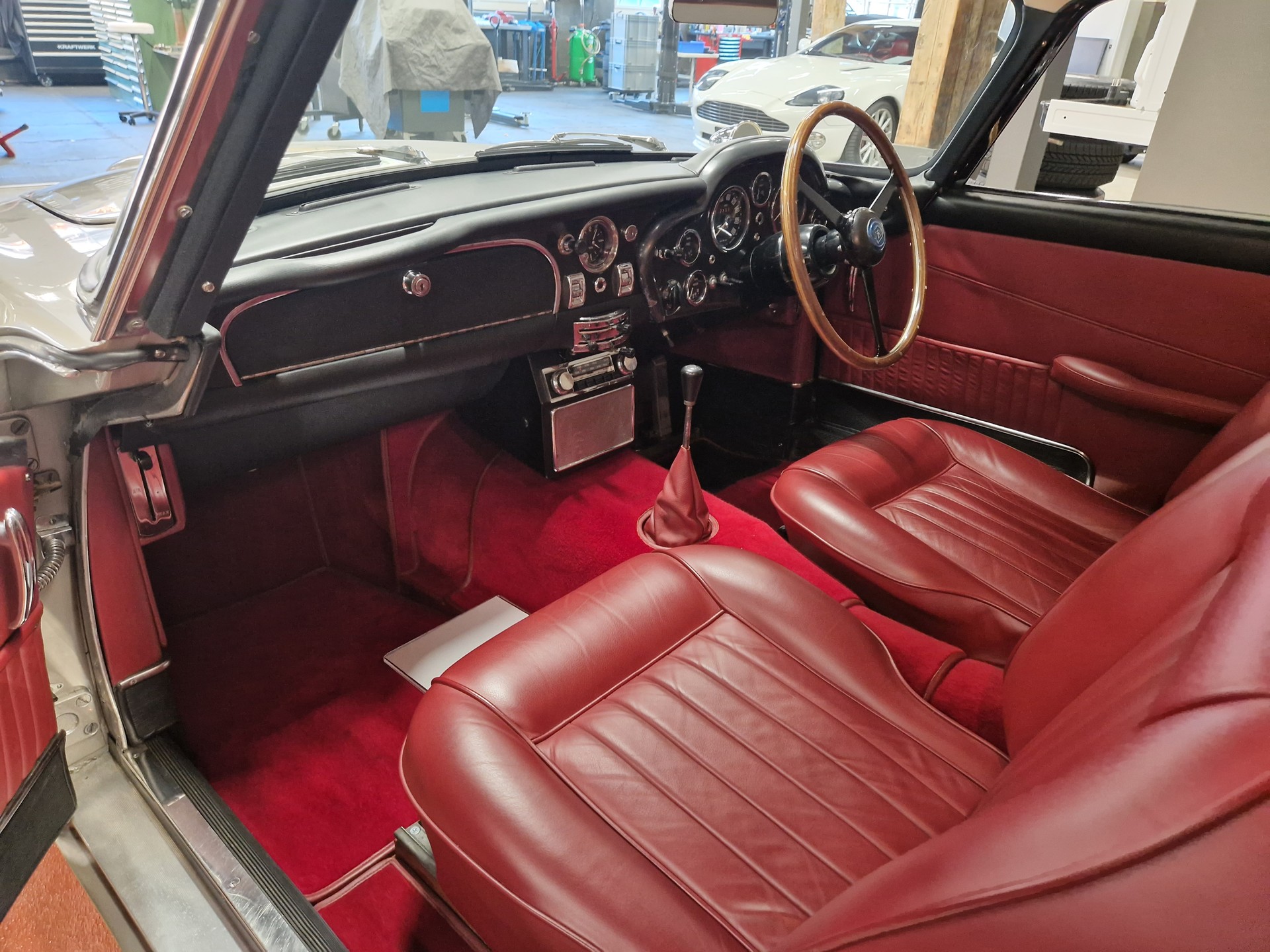 ASTON MARTIN DB5-image-8