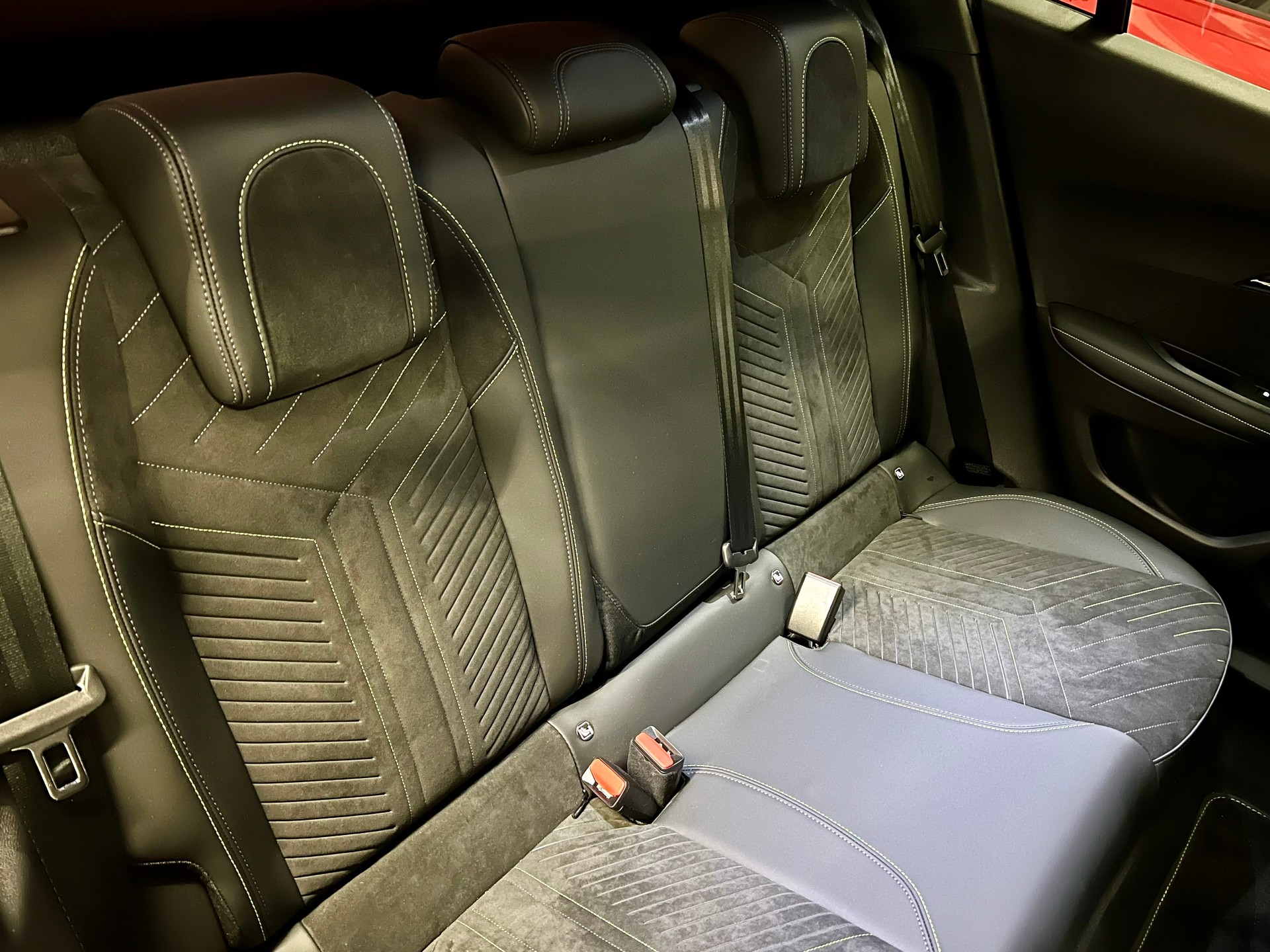 PEUGEOT 2008 1.2 PureTech GT EAT8-image-6
