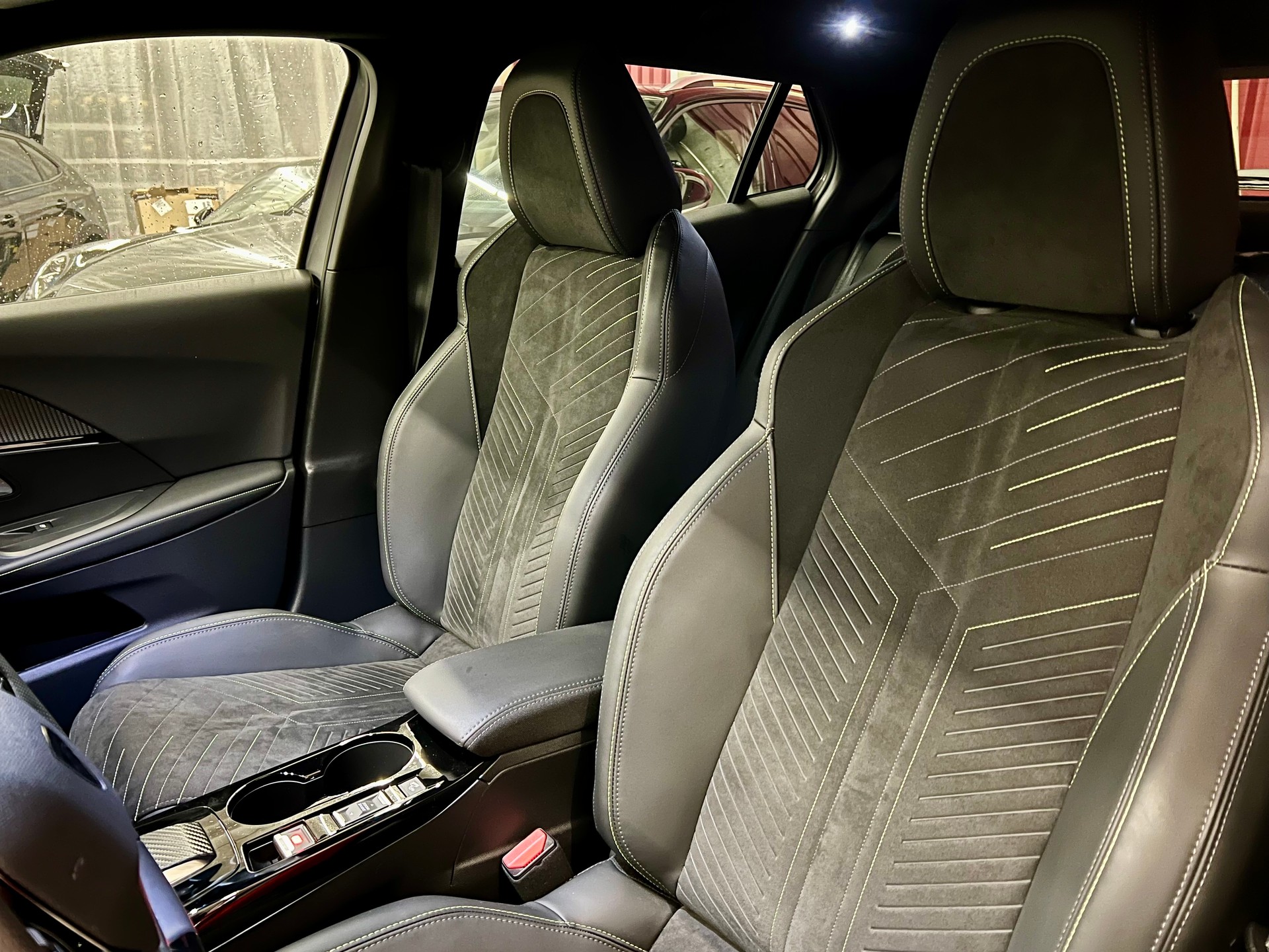 PEUGEOT 2008 1.2 PureTech GT EAT8-image-5