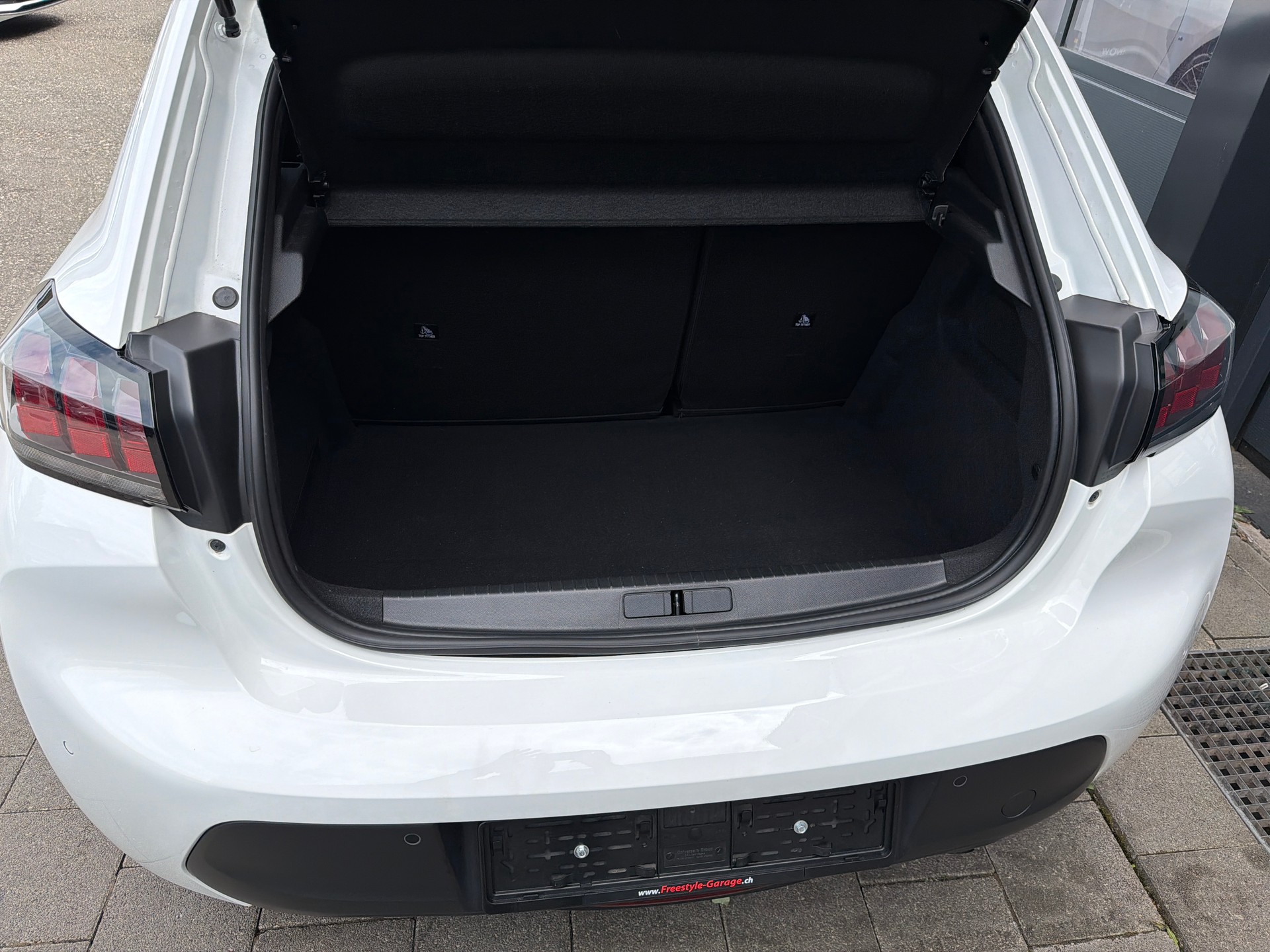 PEUGEOT 208 1.2 PureTech Active Pack-image-5