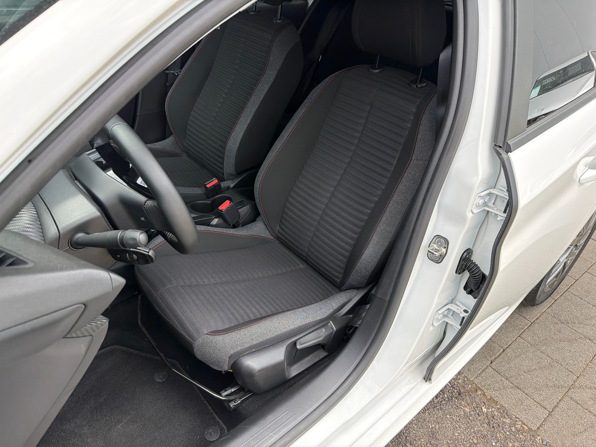 PEUGEOT 208 1.2 PureTech Active Pack-image-8