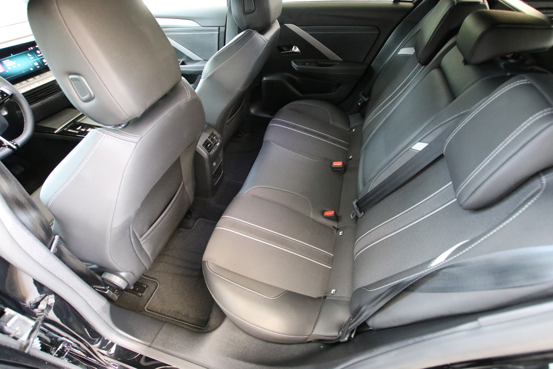 OPEL Astra Sports Tourer 1.2i Turbo GS A-image-12