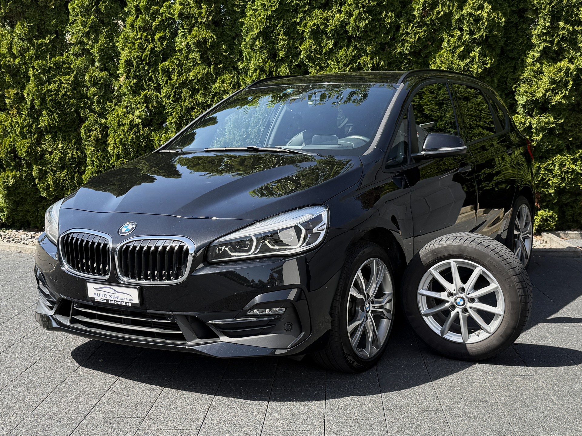 BMW 220d xDrive Active Tourer Steptronic / Gratis Service-showroom-element-1