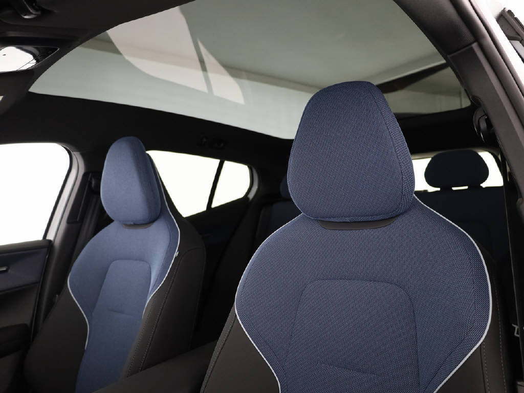 VOLVO EX 30 Cross Country P8 Twin Performance AWD-image-2