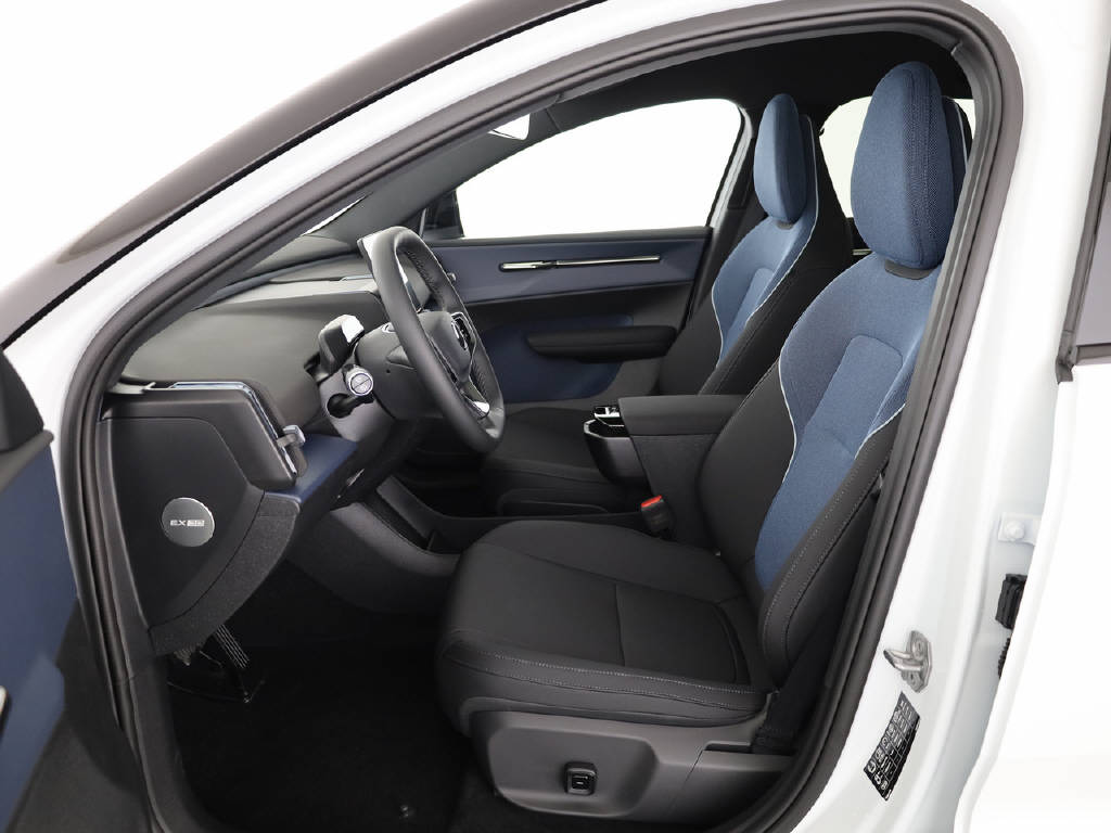 VOLVO EX 30 Cross Country P8 Twin Performance AWD-image-1
