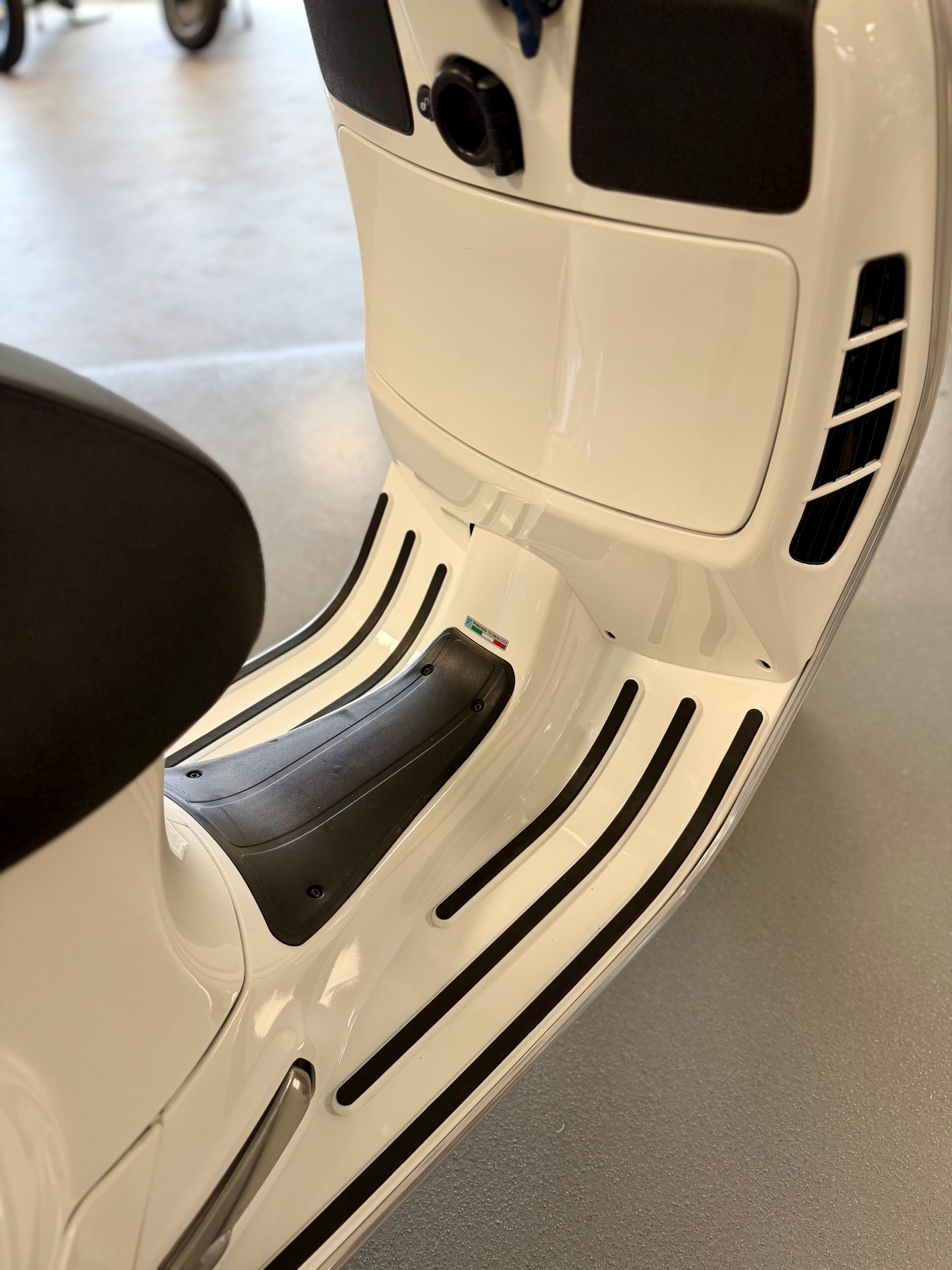 PIAGGIO Vespa GTS Super 300 i.e-image-6