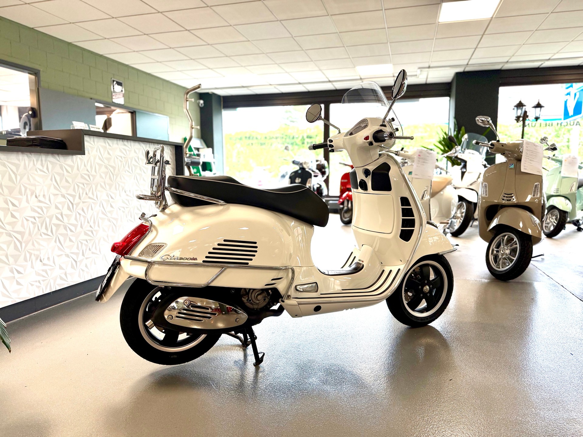 PIAGGIO Vespa GTS Super 300 i.e-image-2